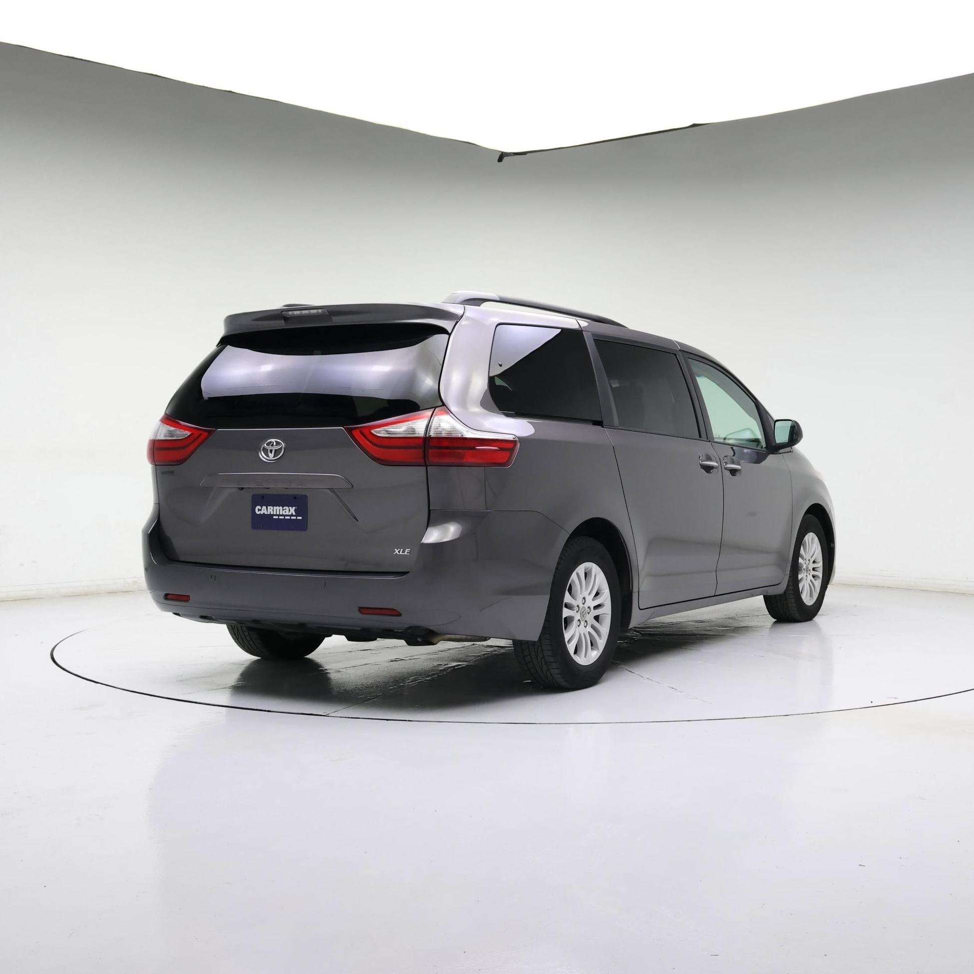 Thumbnail: 2017 Toyota Sienna - 8