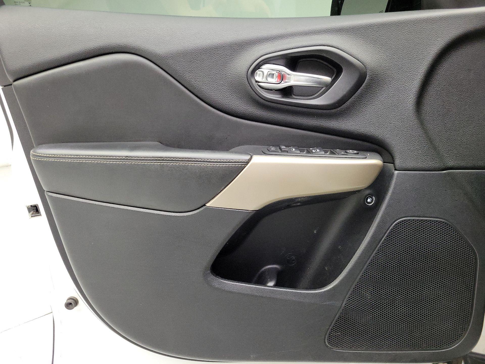 Thumbnail: 2018 Jeep Cherokee - 12