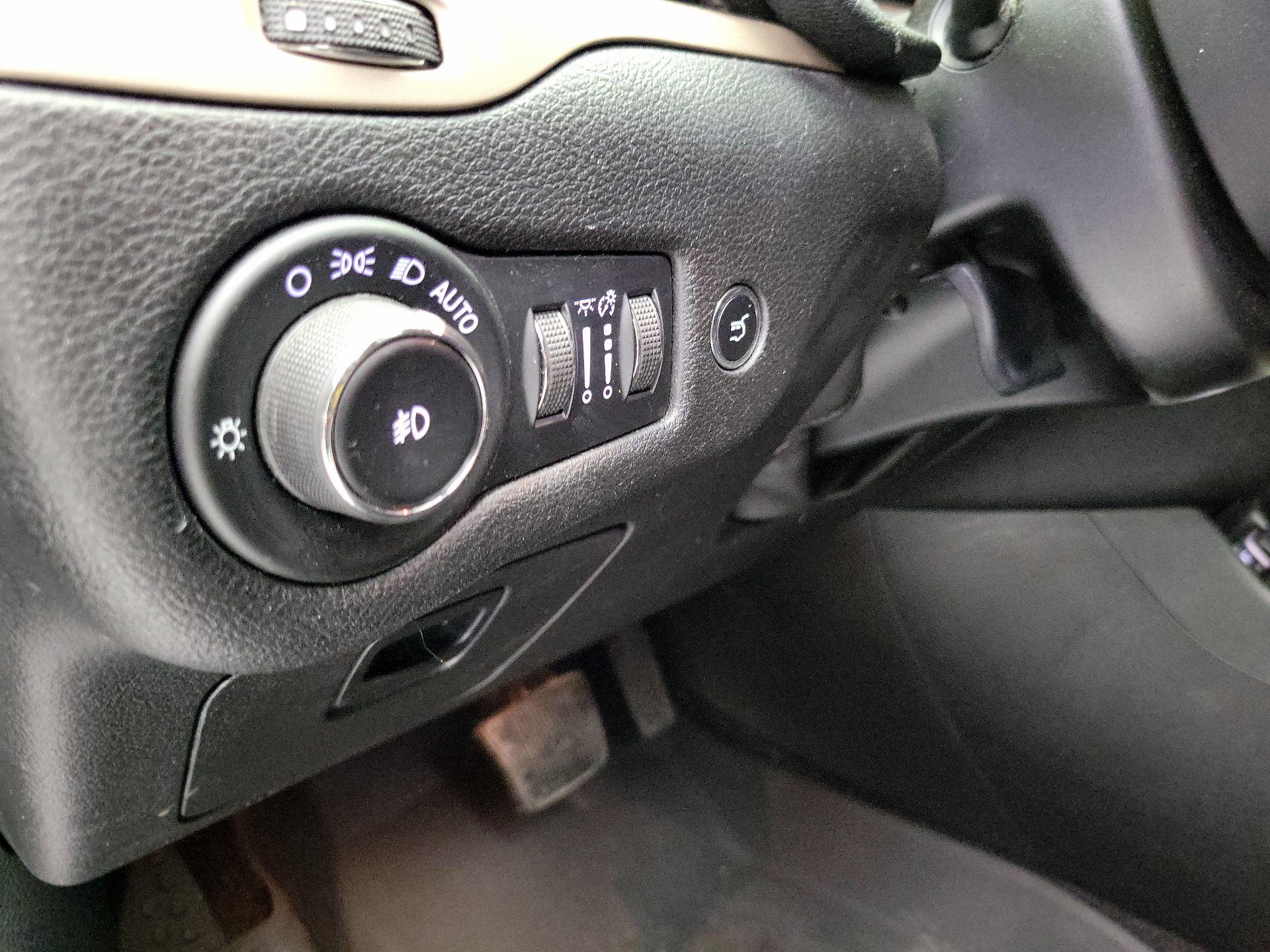 Thumbnail: 2018 Jeep Cherokee - 13