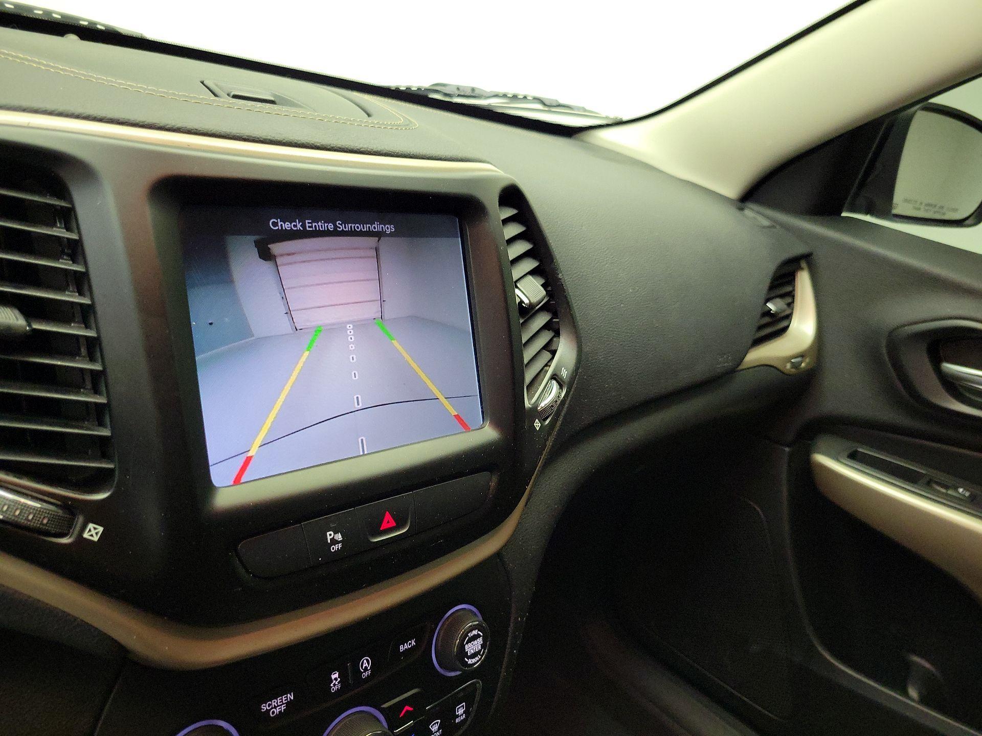 Thumbnail: 2018 Jeep Cherokee - 15