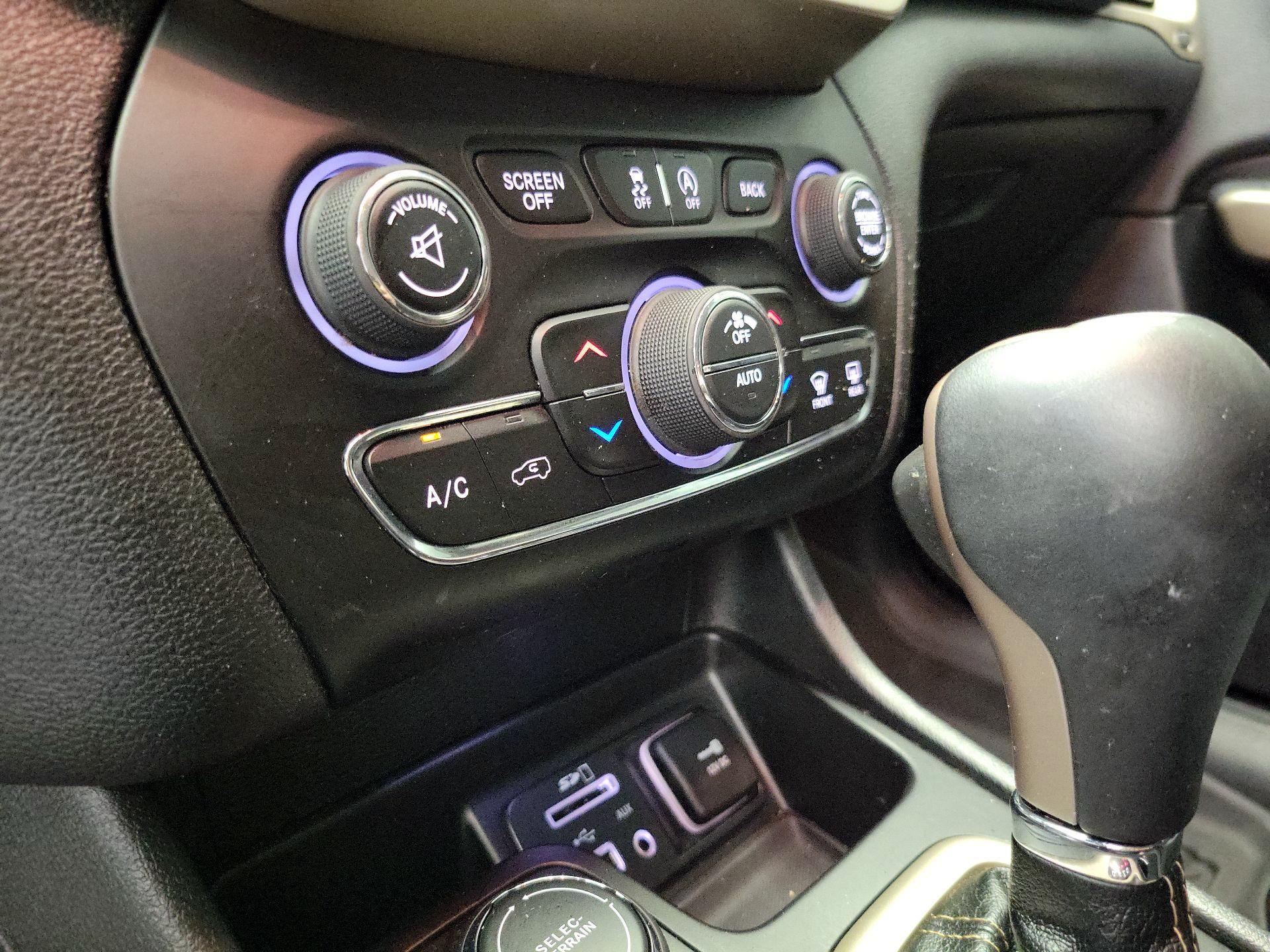 Thumbnail: 2018 Jeep Cherokee - 17