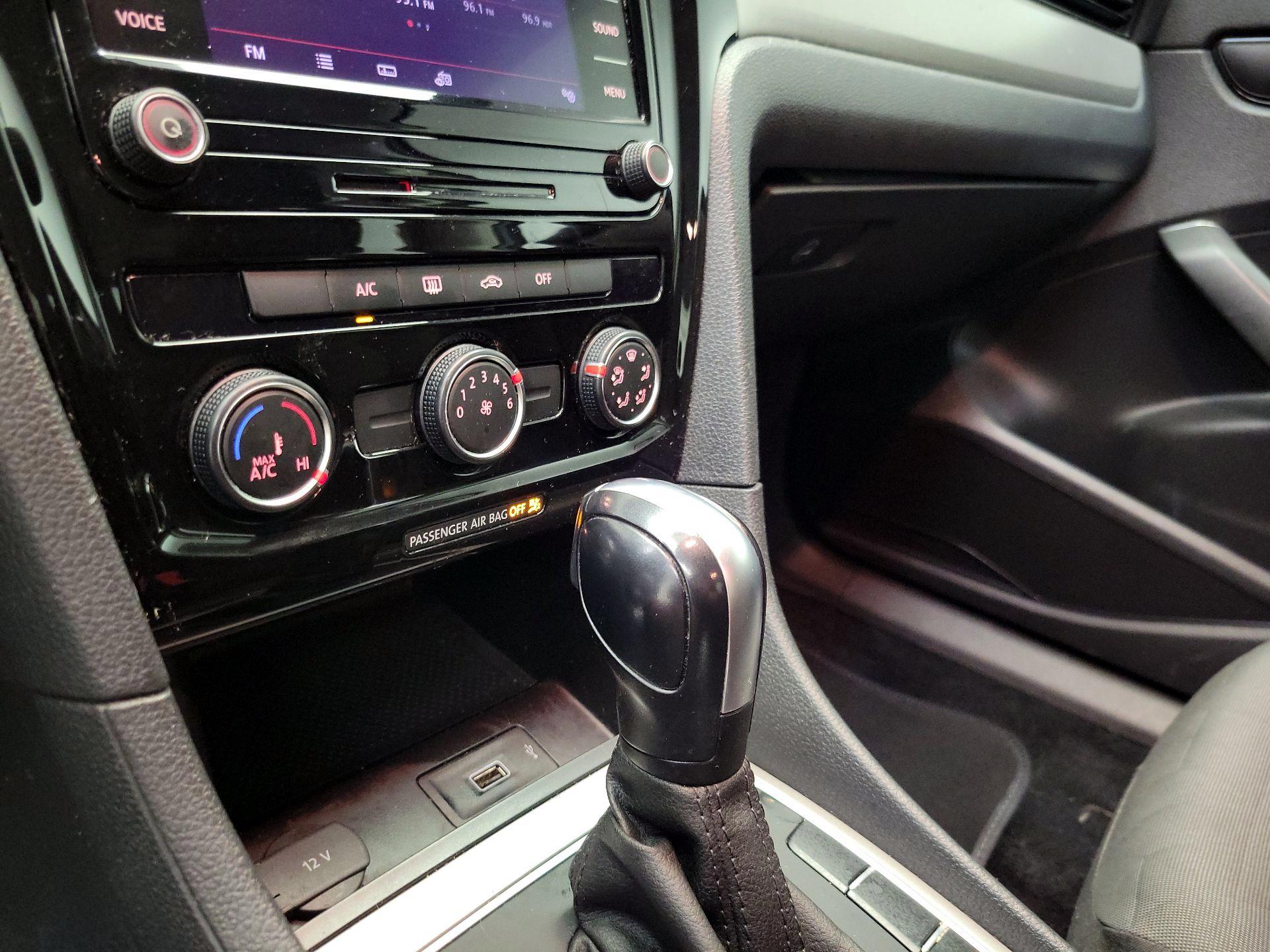 Thumbnail: 2020 Volkswagen Passat - 16