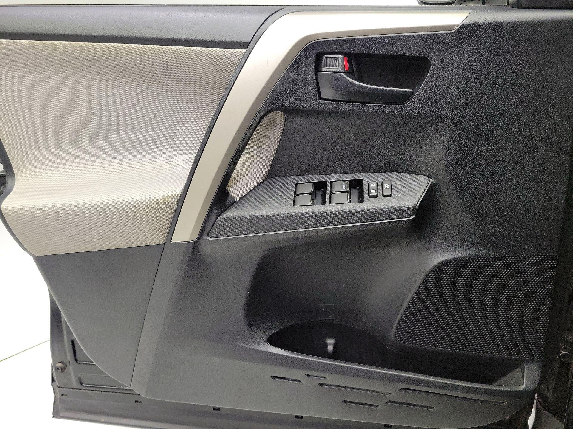 Thumbnail: 2015 Toyota RAV4 - 12