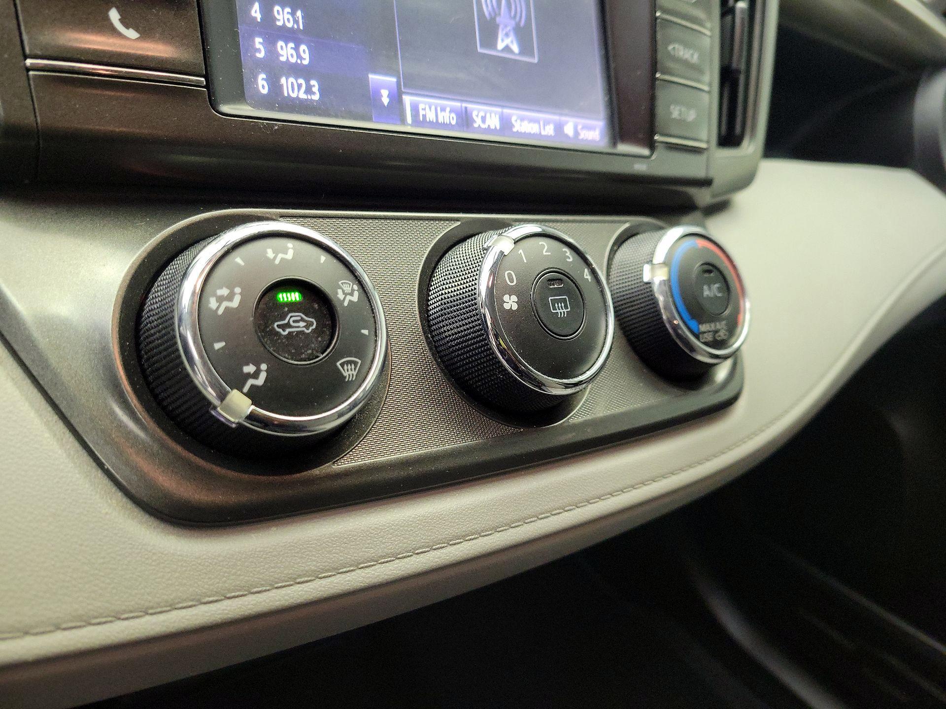 Thumbnail: 2015 Toyota RAV4 - 16