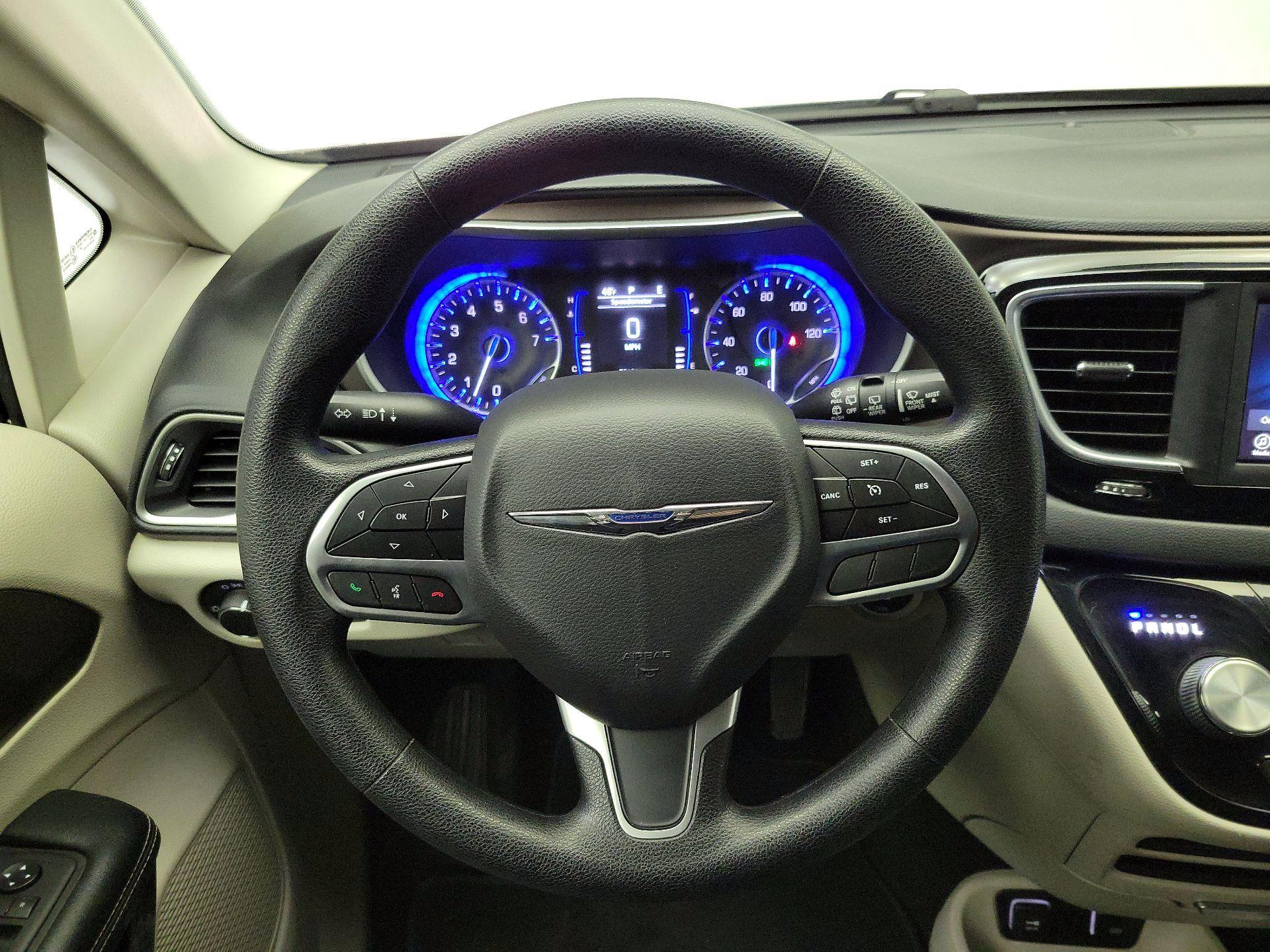 Thumbnail: 2020 Chrysler Voyager - 10