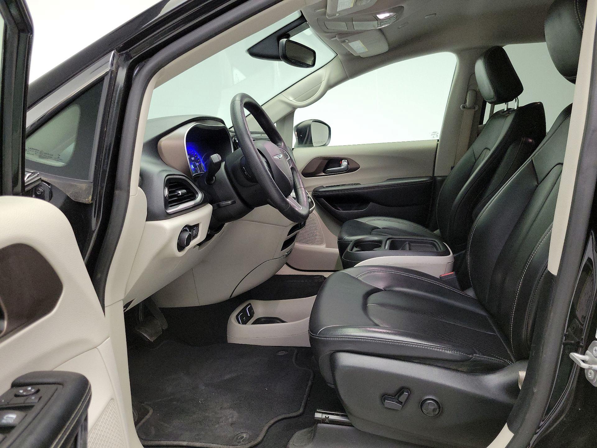 Thumbnail: 2020 Chrysler Voyager - 11