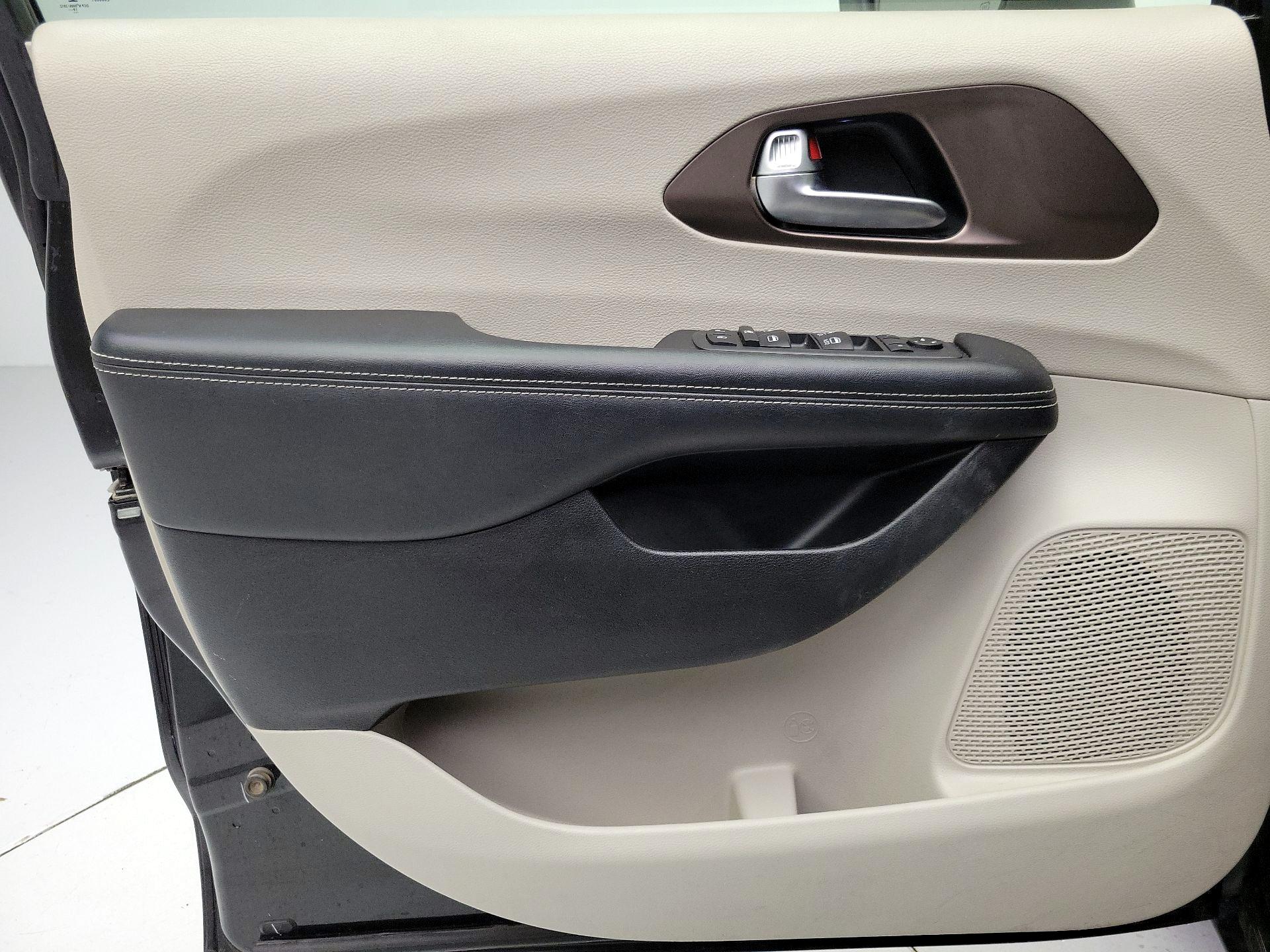 Thumbnail: 2020 Chrysler Voyager - 12