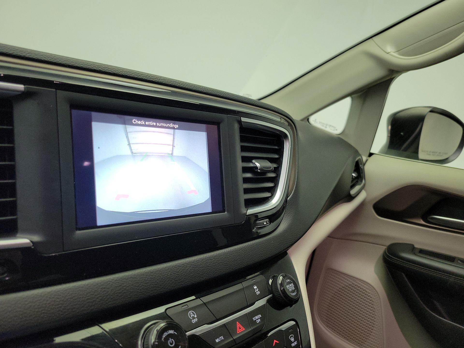 Thumbnail: 2020 Chrysler Voyager - 14