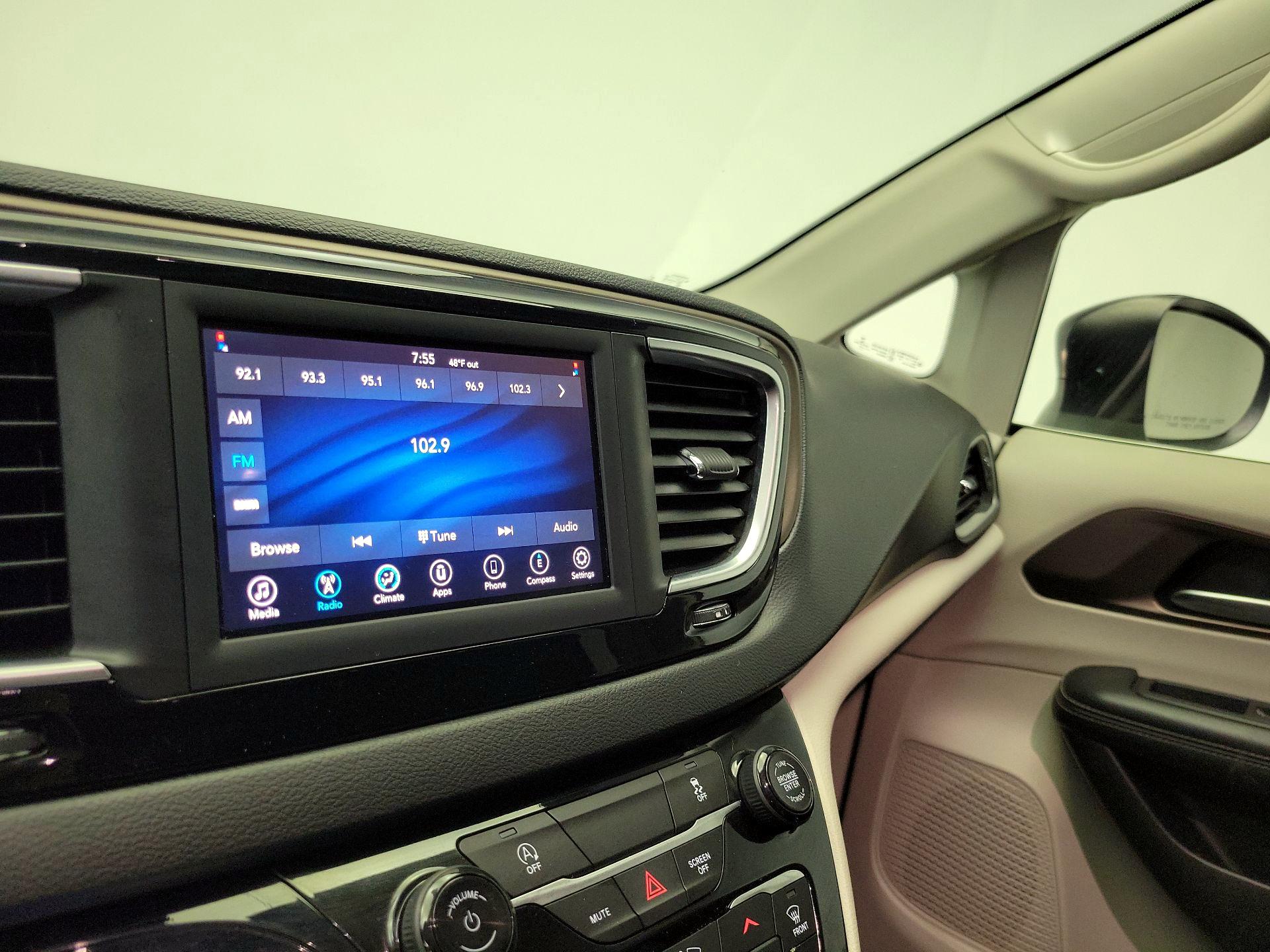 Thumbnail: 2020 Chrysler Voyager - 15