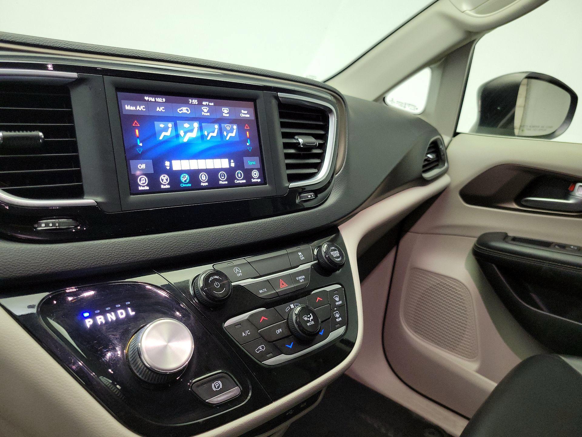 Thumbnail: 2020 Chrysler Voyager - 16