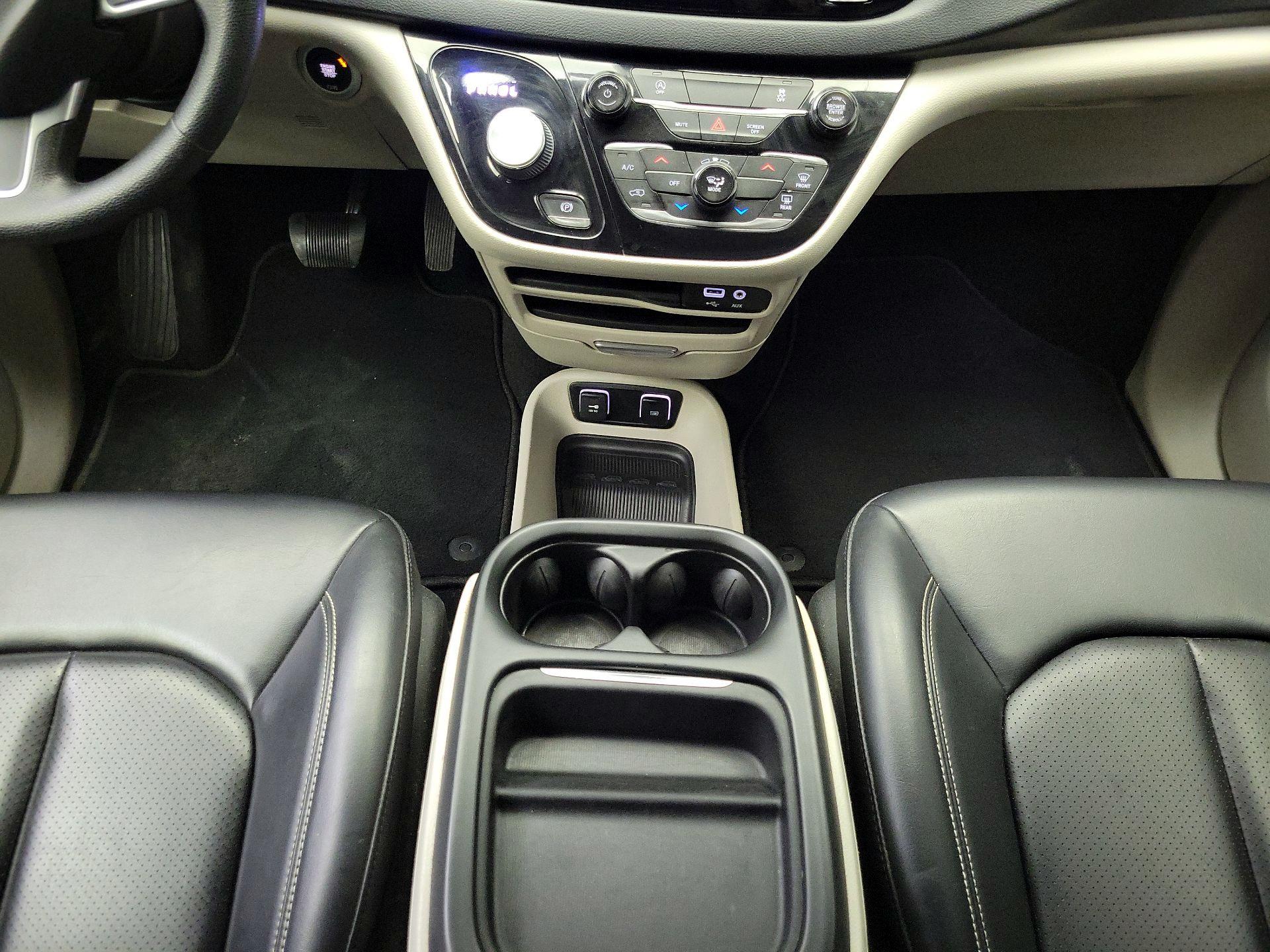 Thumbnail: 2020 Chrysler Voyager - 17