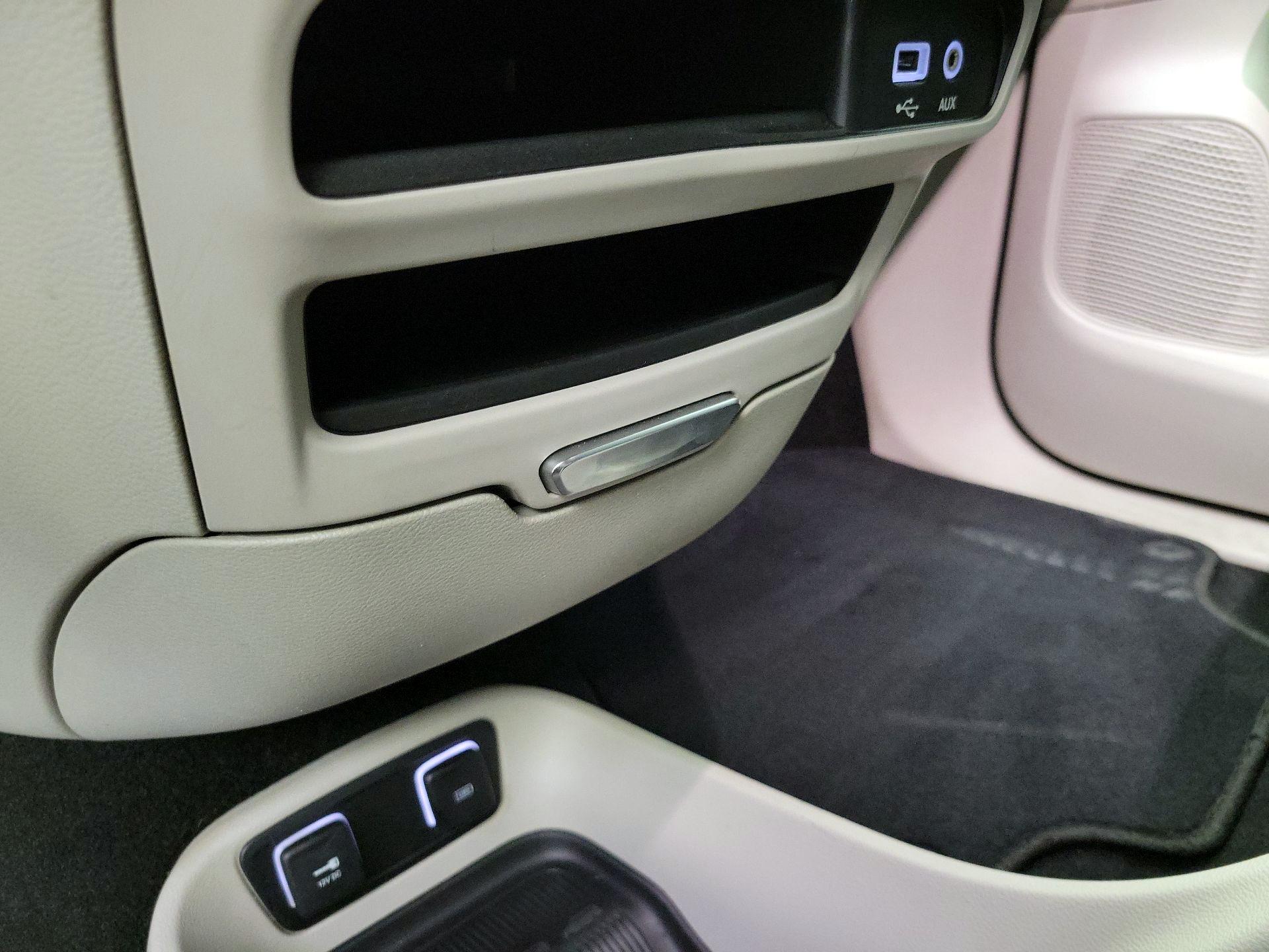 Thumbnail: 2020 Chrysler Voyager - 18