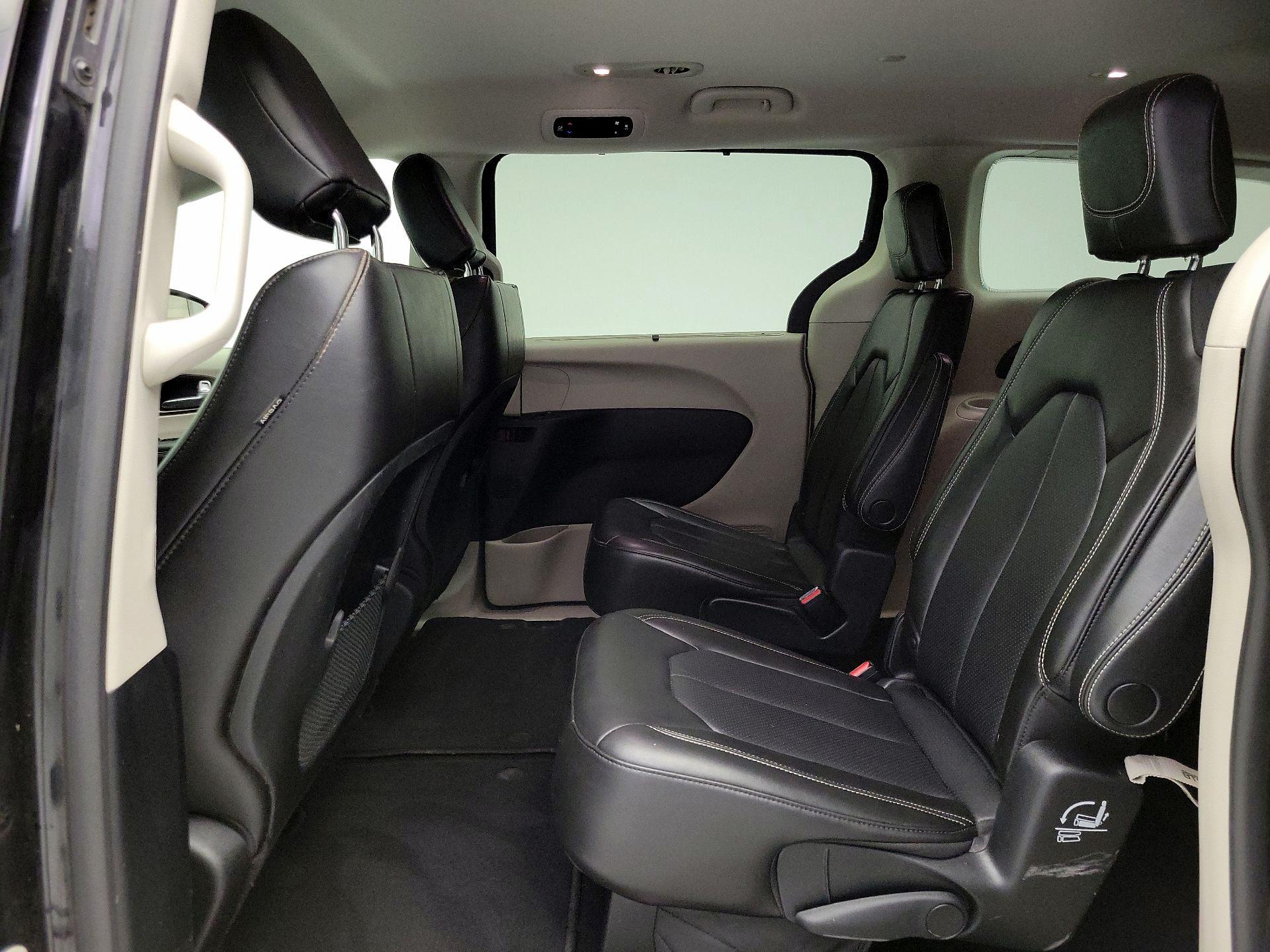 Thumbnail: 2020 Chrysler Voyager - 19