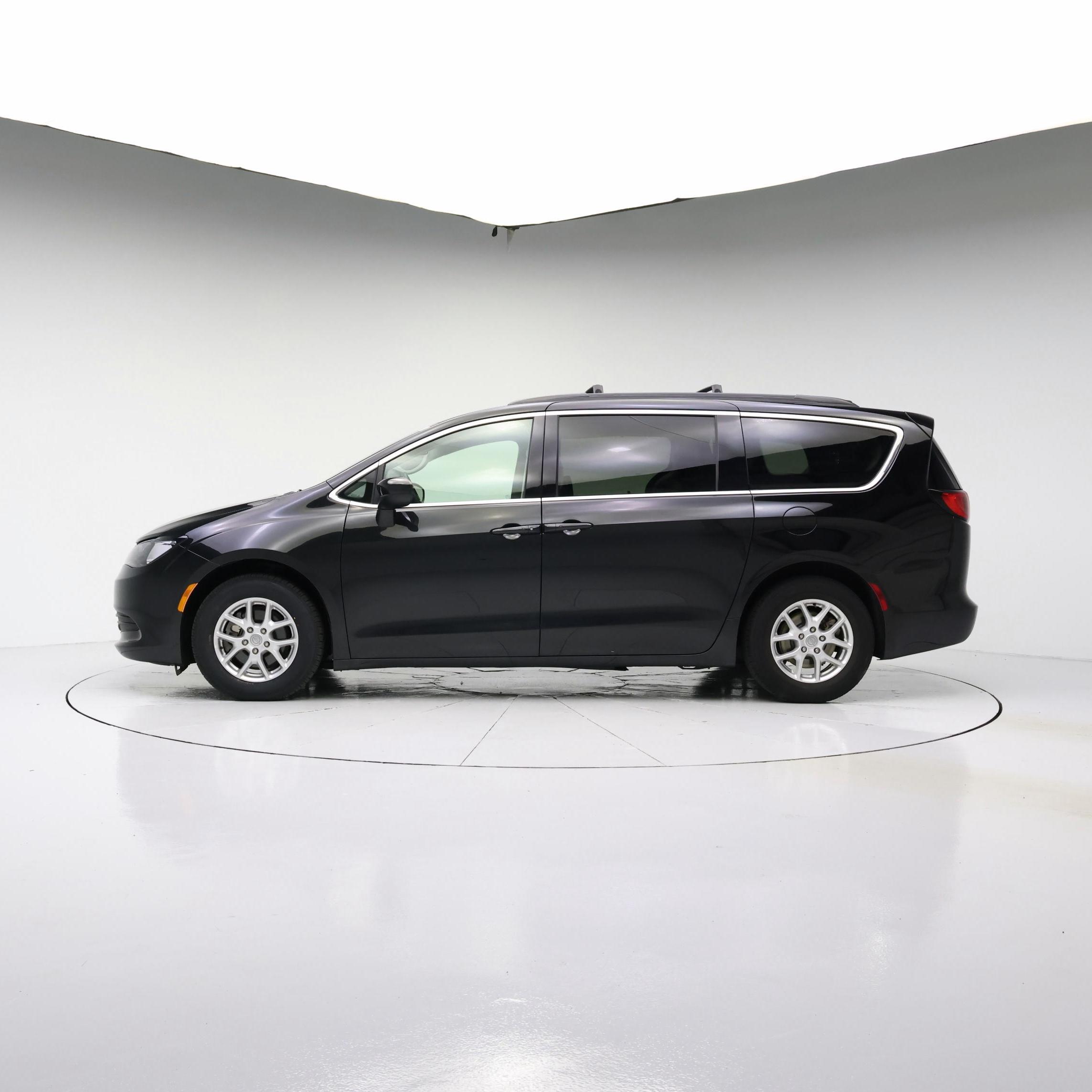 Thumbnail: 2020 Chrysler Voyager - 3