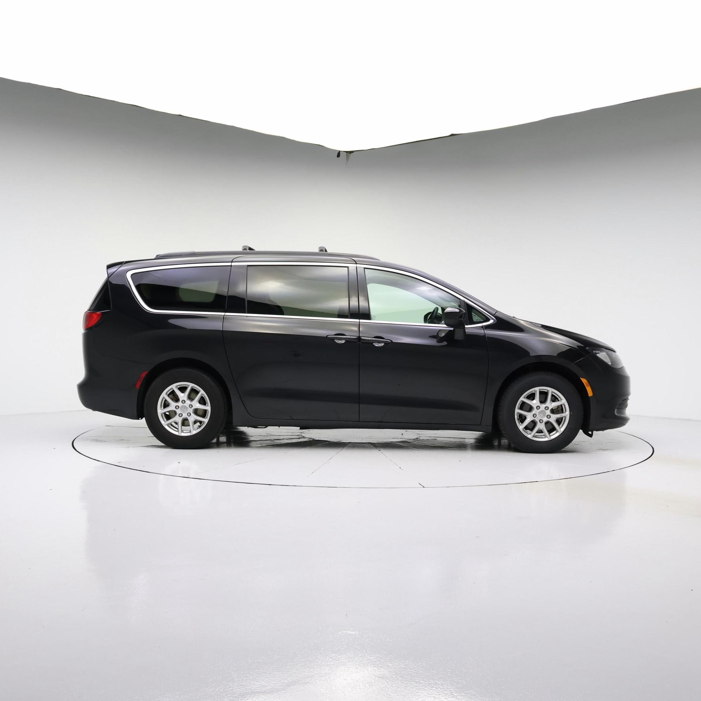 Thumbnail: 2020 Chrysler Voyager - 7
