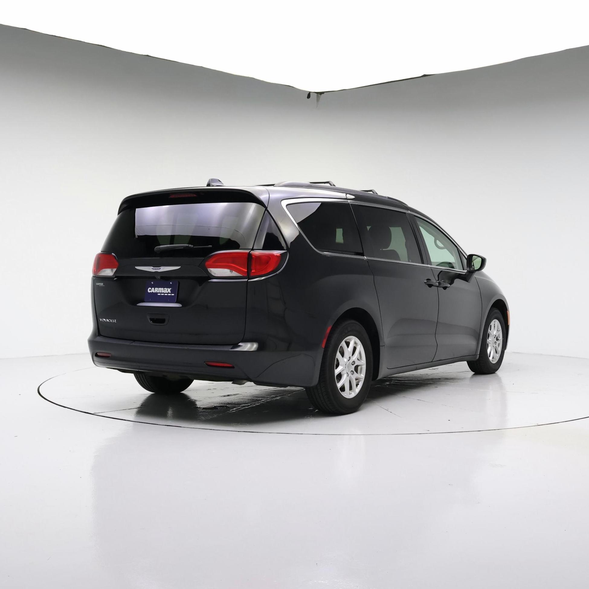Thumbnail: 2020 Chrysler Voyager - 8