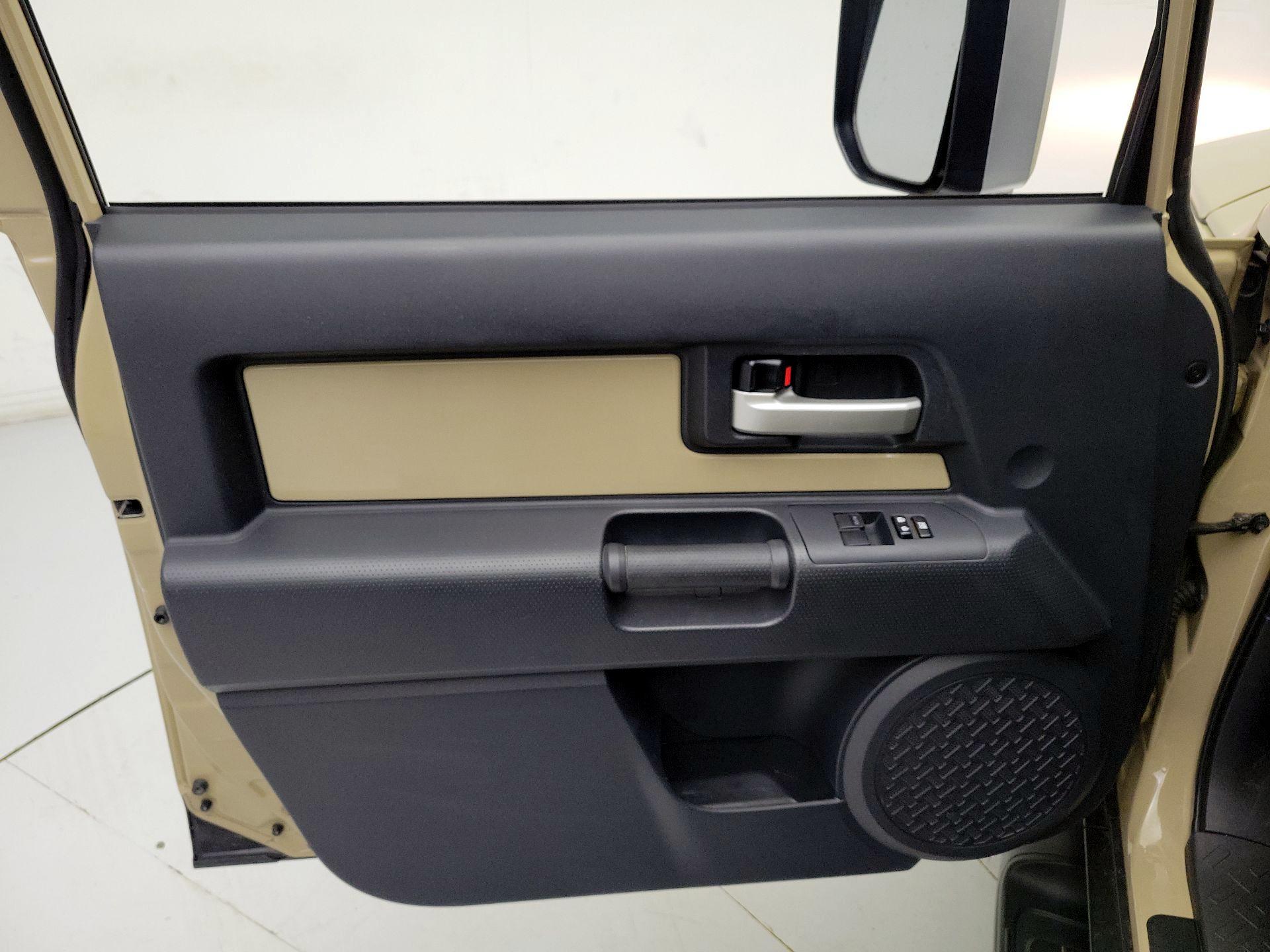 Thumbnail: 2014 Toyota FJ Cruiser - 12