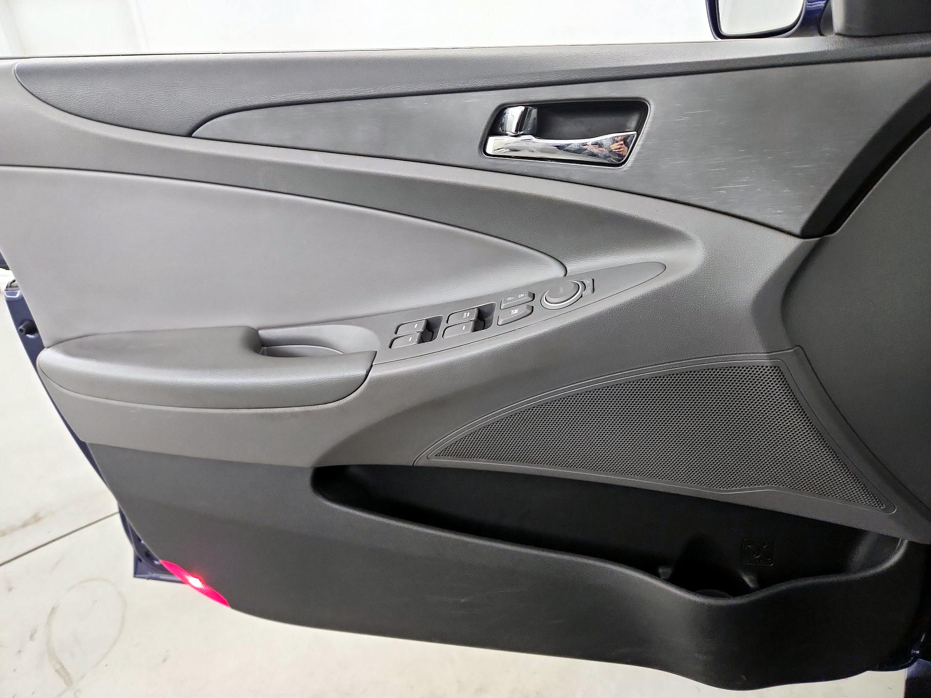 Thumbnail: 2013 Hyundai Sonata - 12