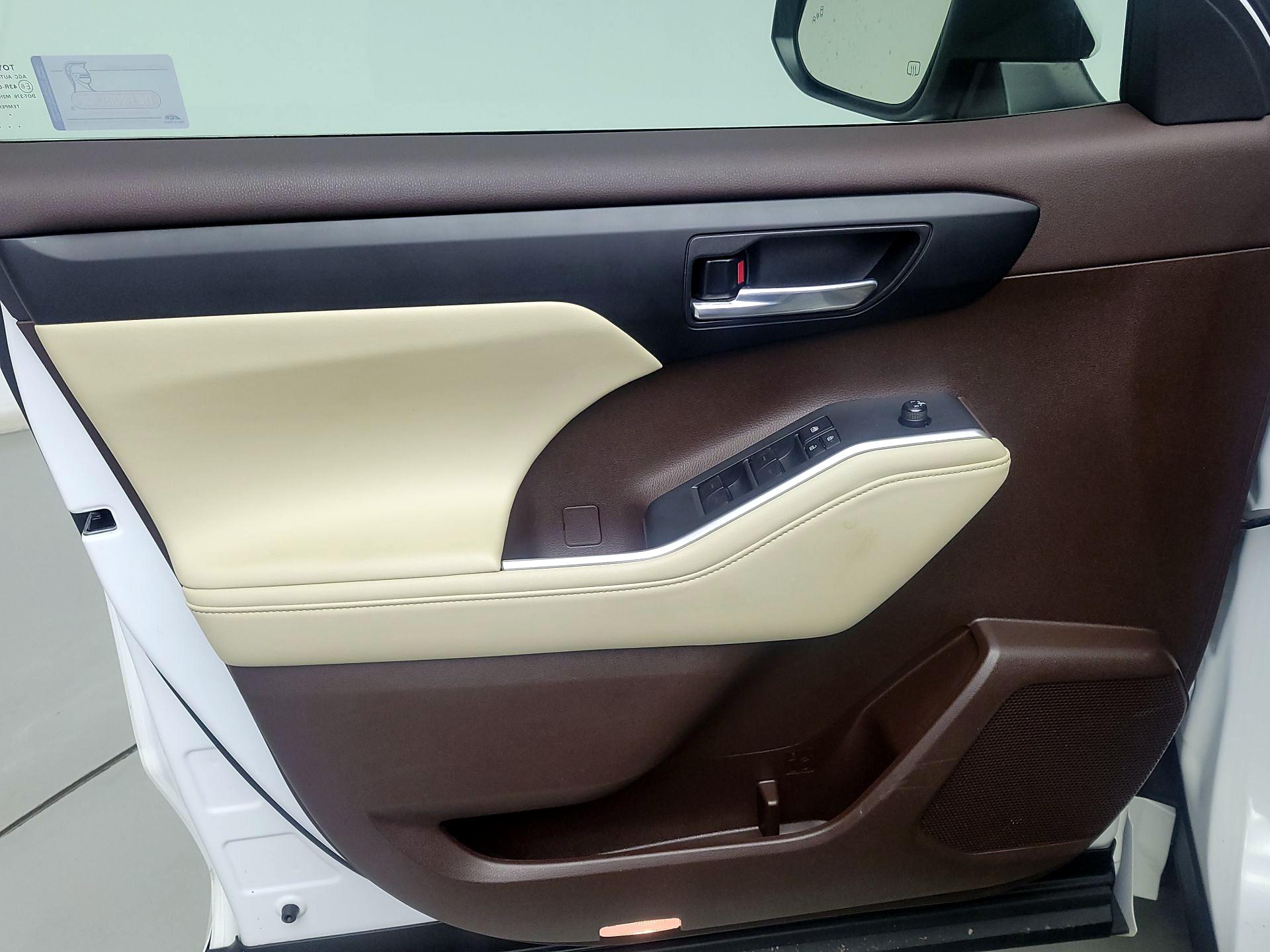Thumbnail: 2022 Toyota Highlander - 12