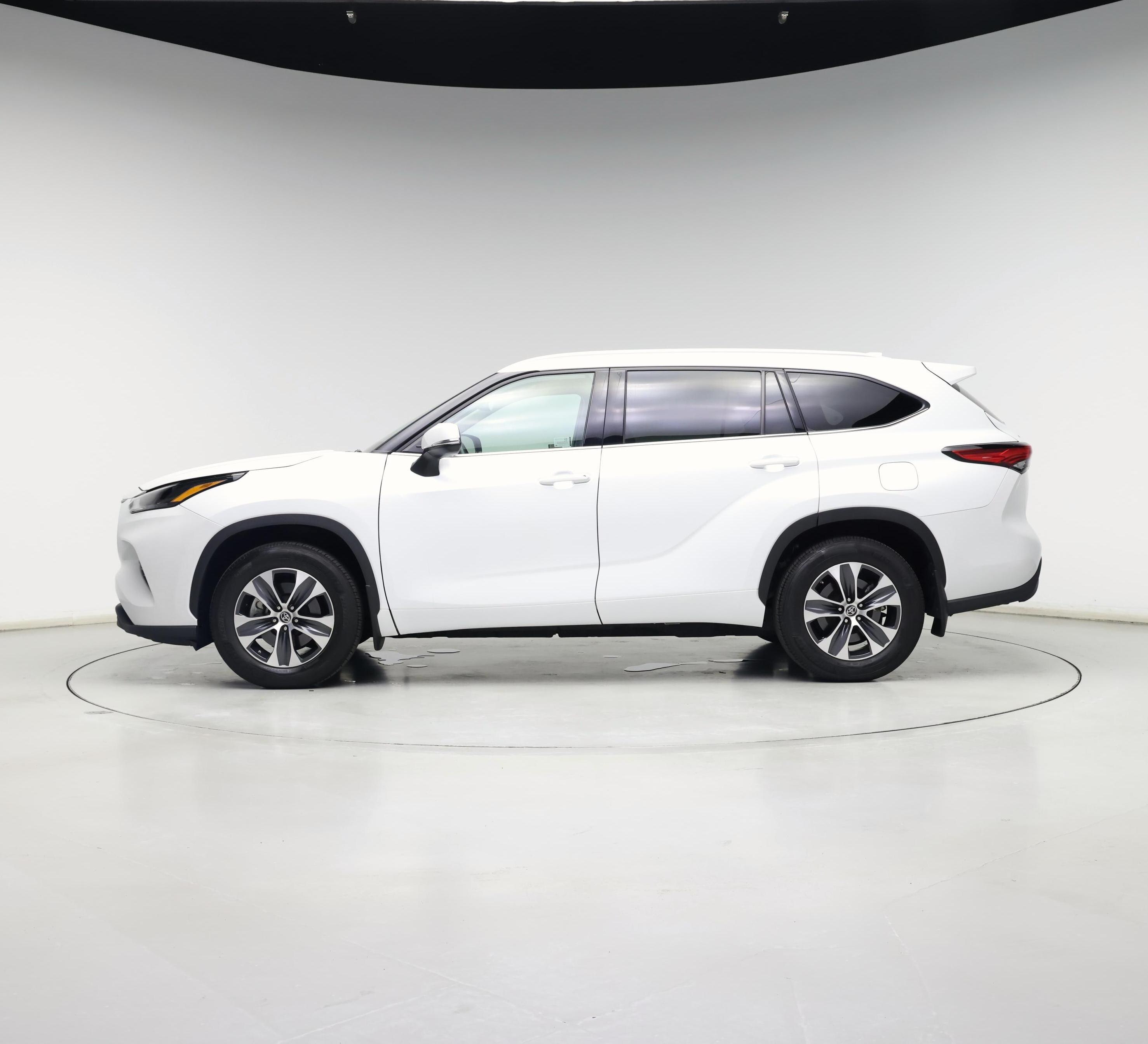 Thumbnail: 2022 Toyota Highlander - 3