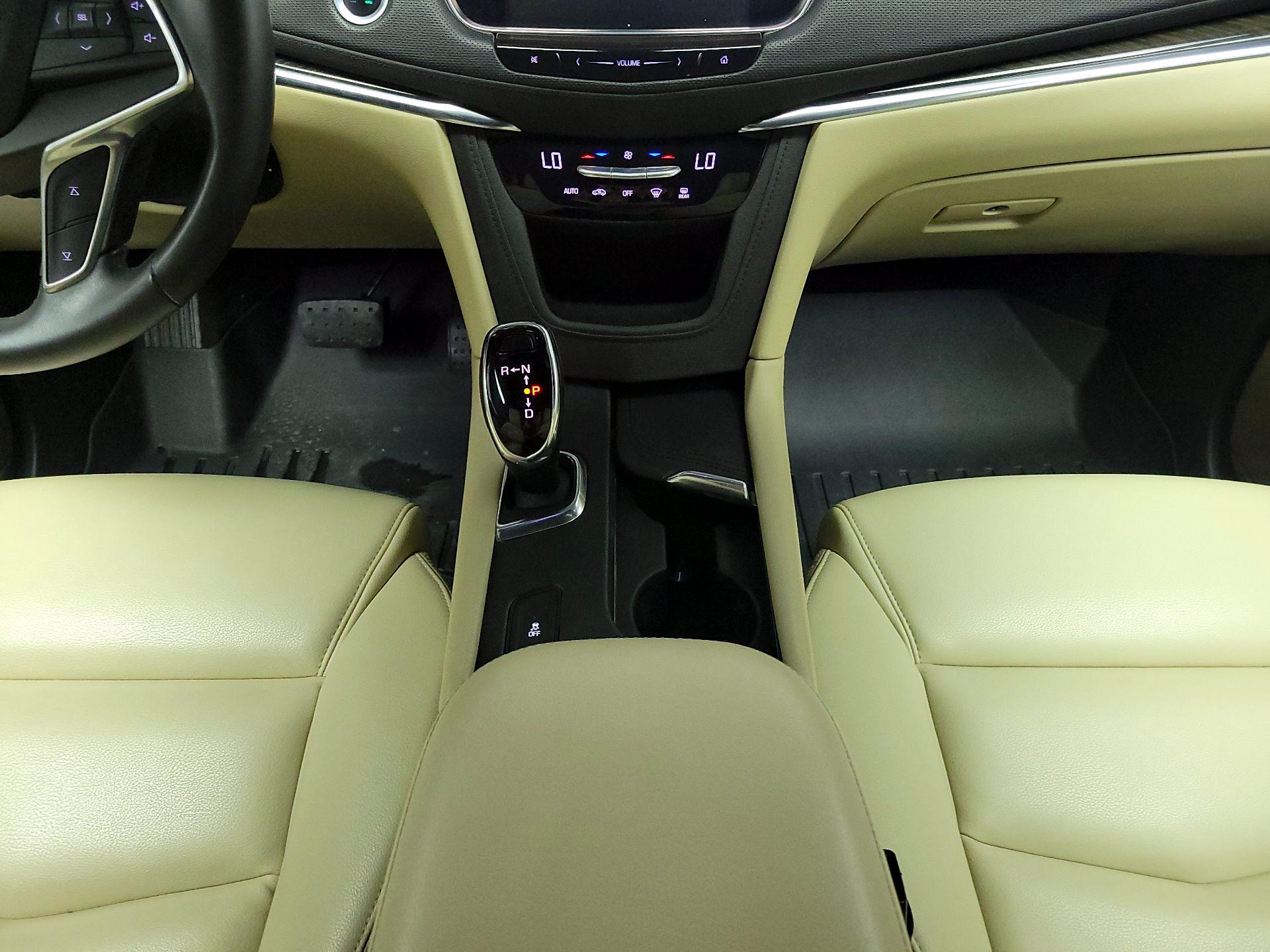 Thumbnail: 2017 Cadillac XT5 - 17