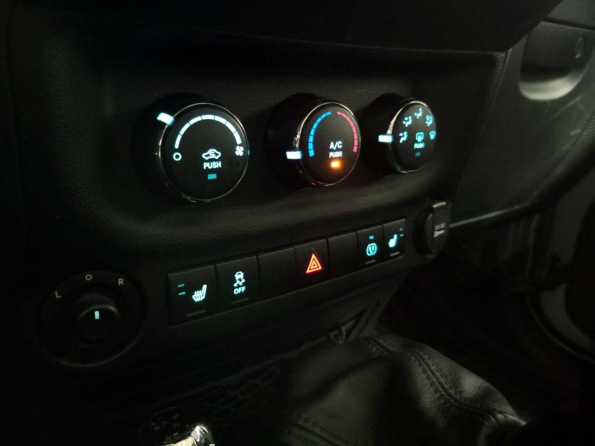 Thumbnail: 2016 Jeep Wrangler - 14