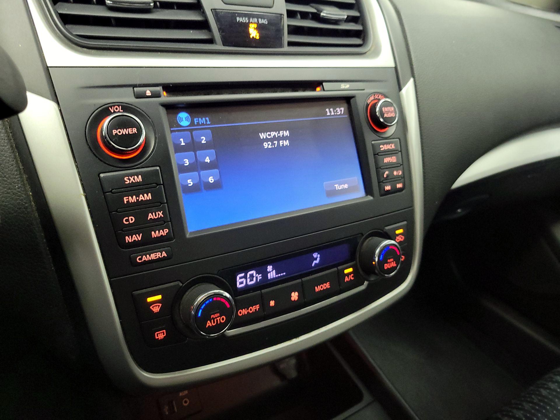 Thumbnail: 2016 Nissan Altima - 16