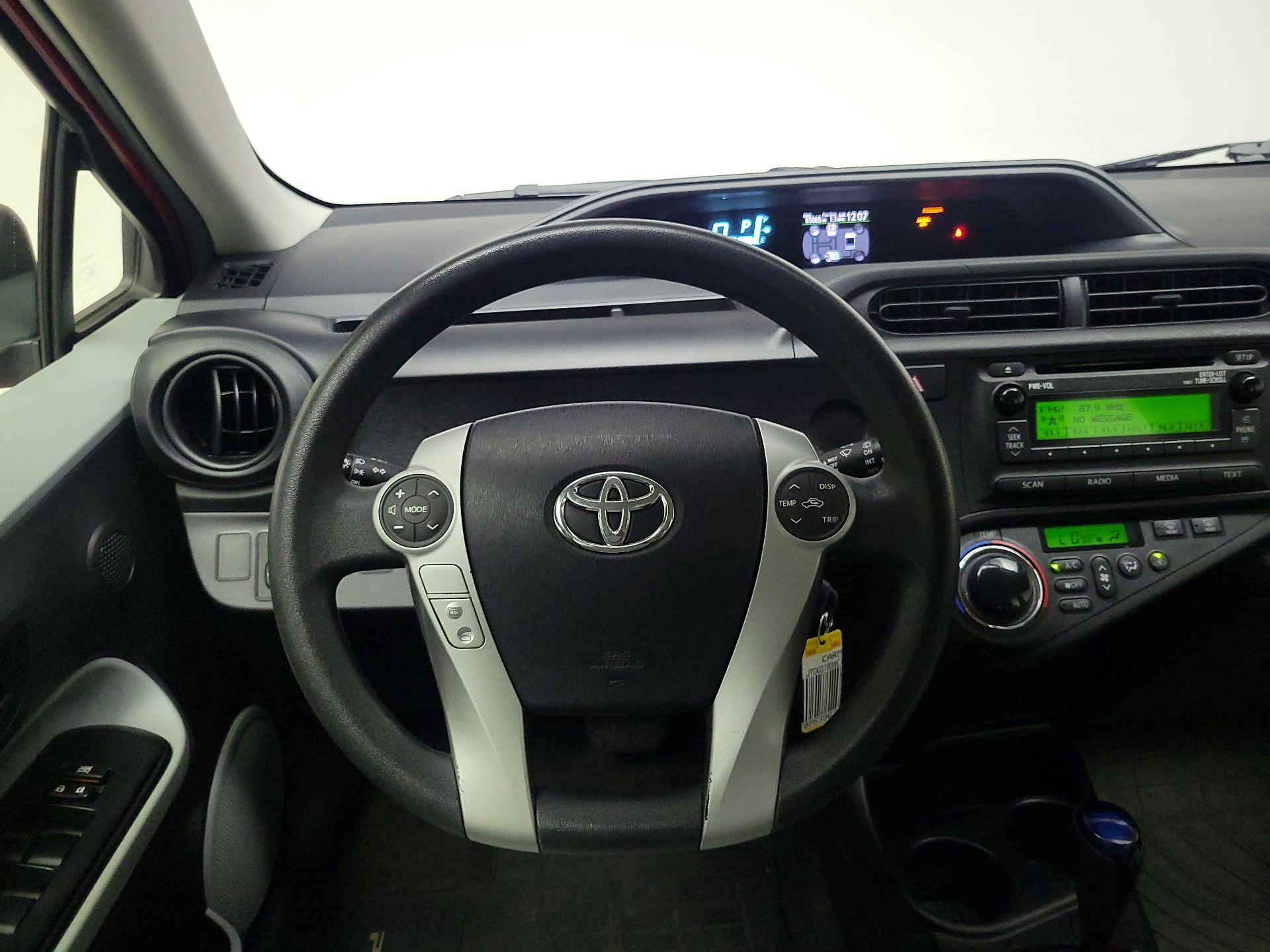 Thumbnail: 2014 Toyota Prius c - 10