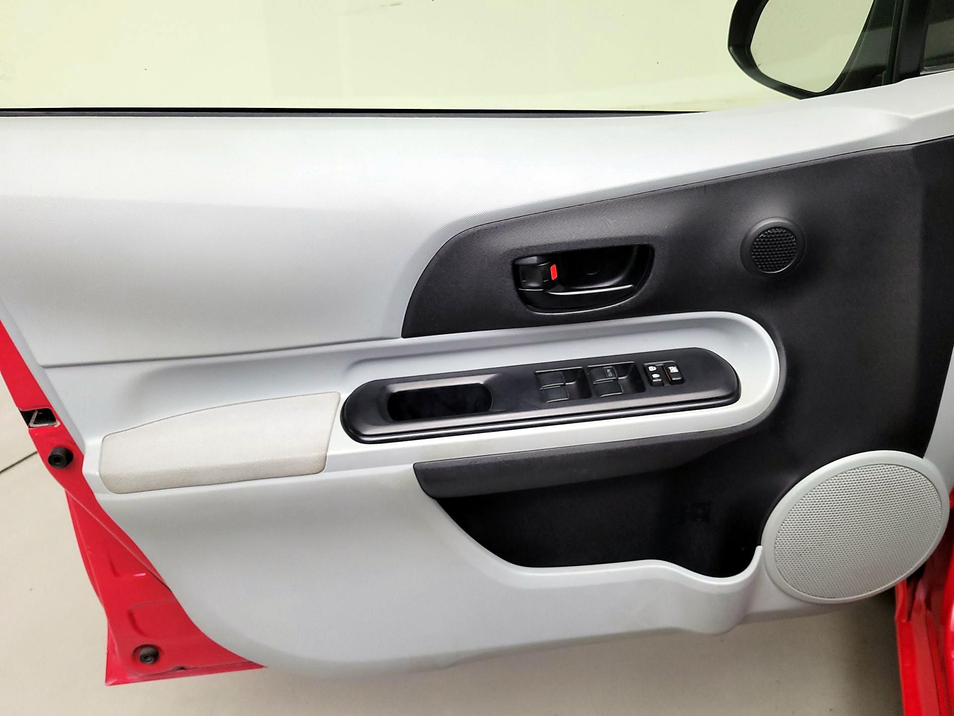 Thumbnail: 2014 Toyota Prius c - 12