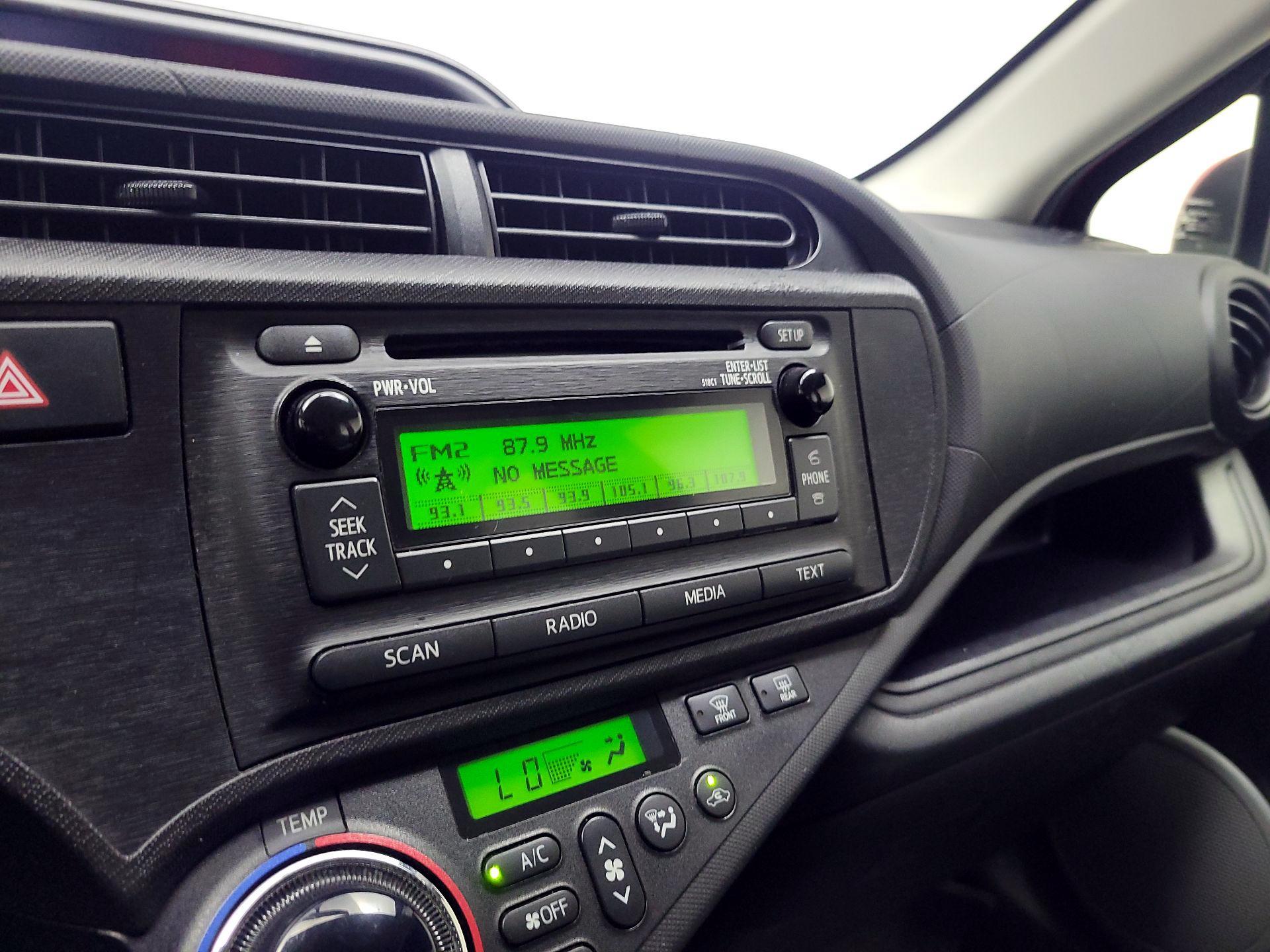 Thumbnail: 2014 Toyota Prius c - 14