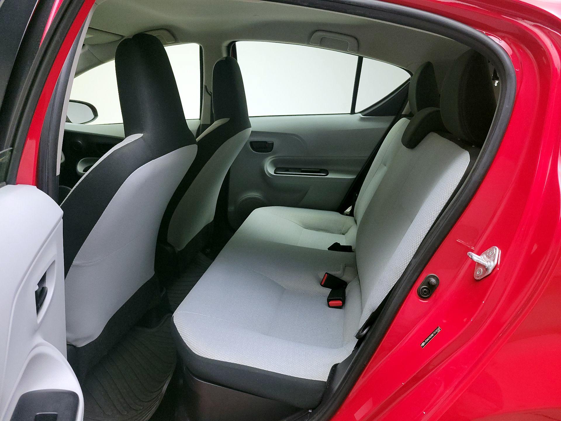 Thumbnail: 2014 Toyota Prius c - 18