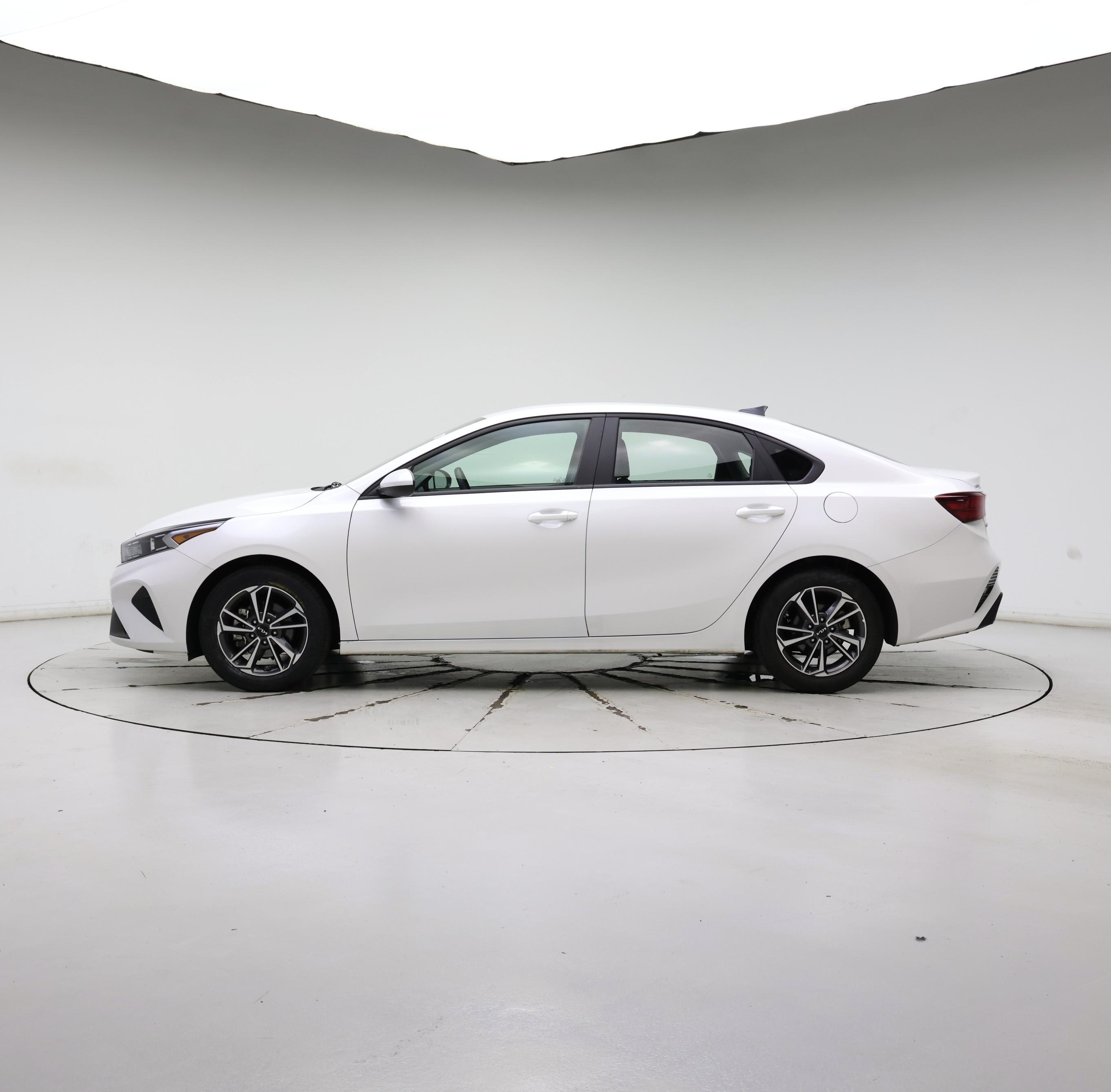 Thumbnail: 2022 Kia Forte - 3