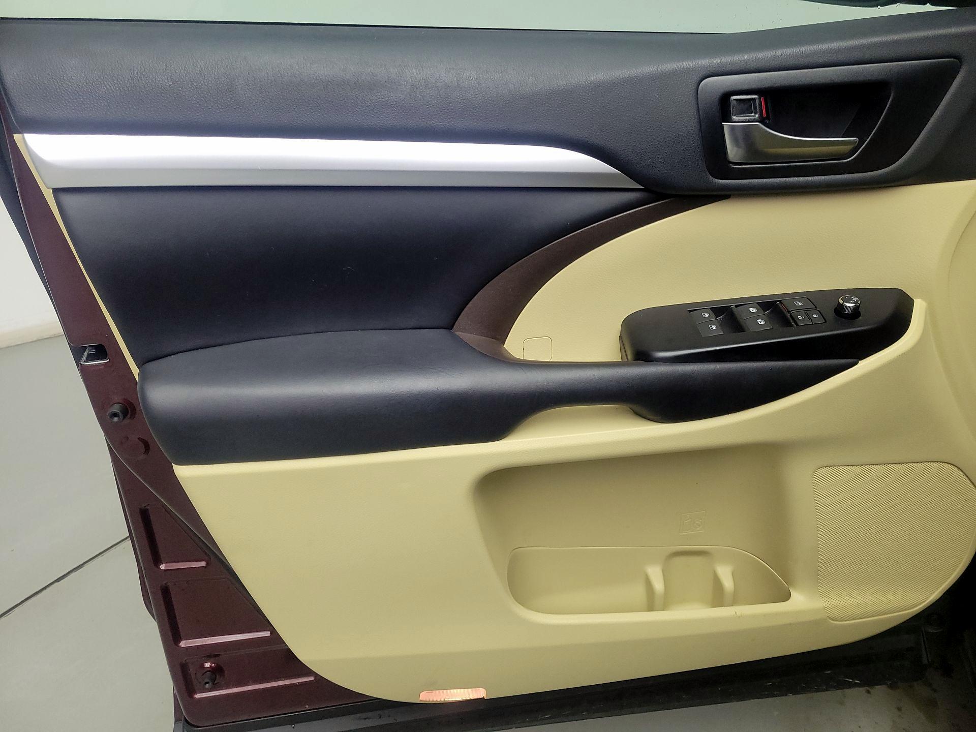 Thumbnail: 2019 Toyota Highlander - 12