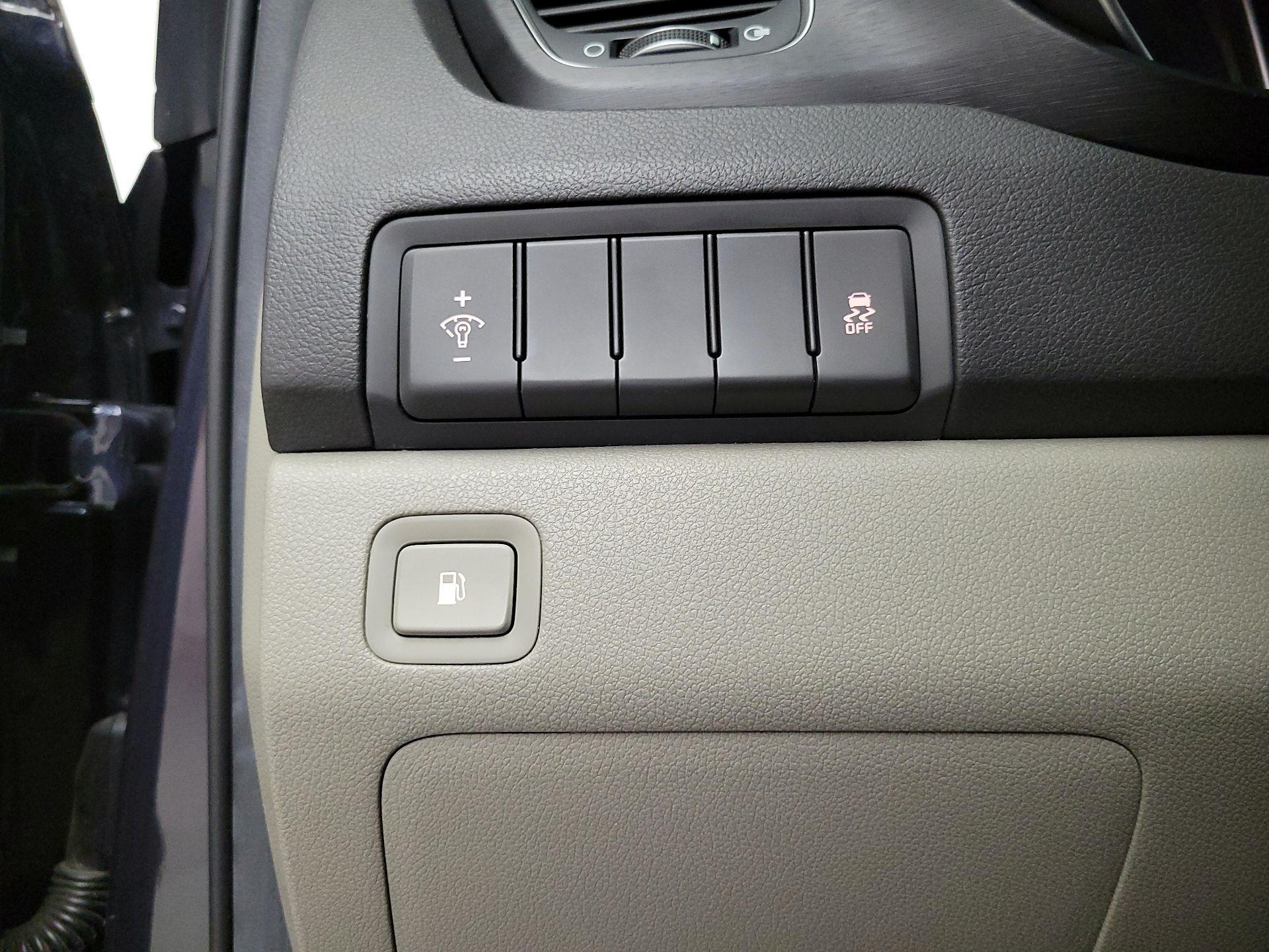 Thumbnail: 2015 Kia Sedona - 13