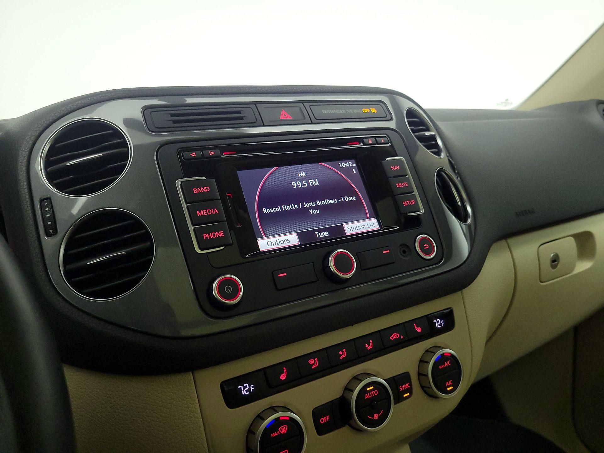 Thumbnail: 2014 Volkswagen Tiguan - 16