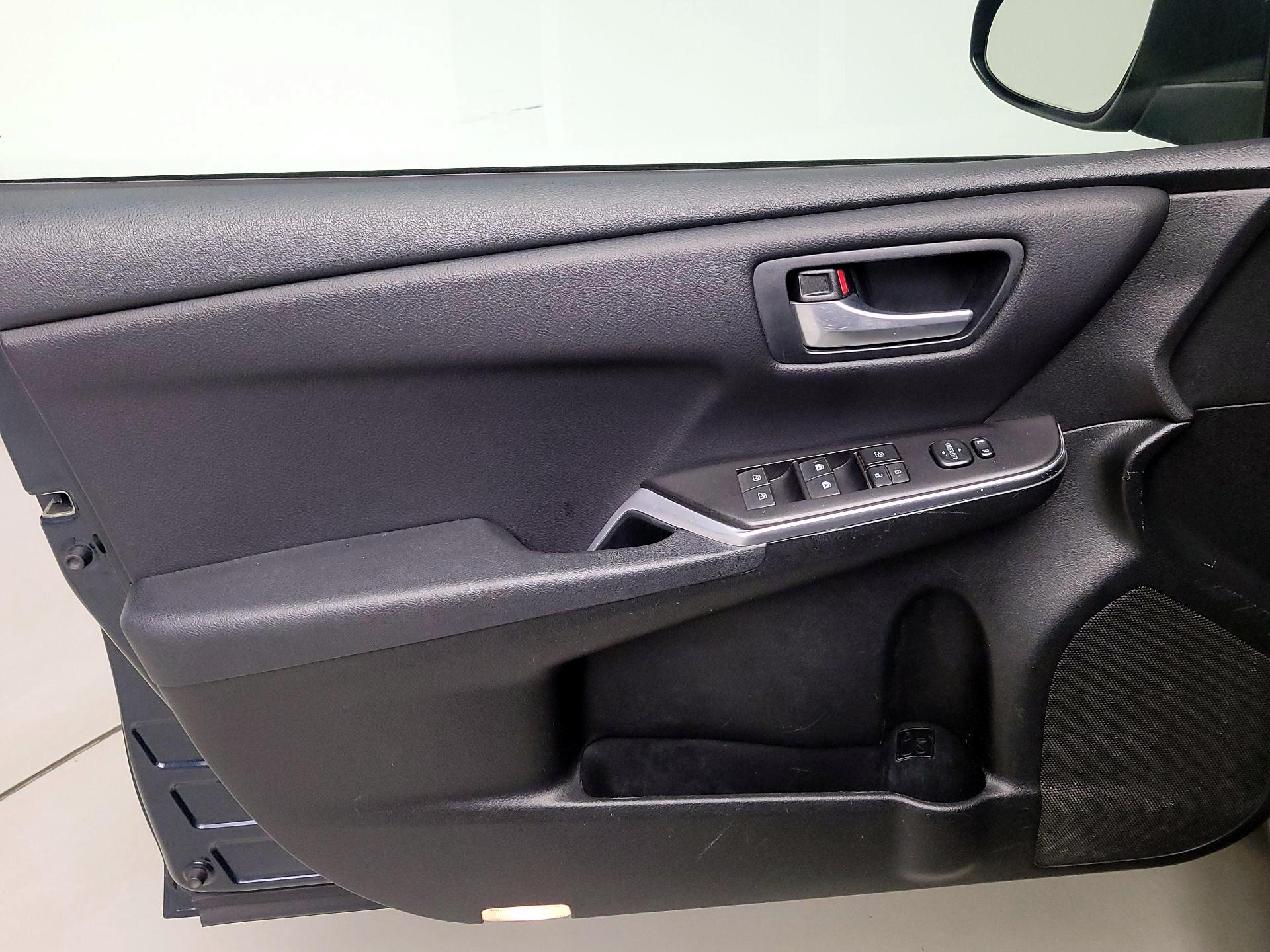 Thumbnail: 2016 Toyota Camry - 12