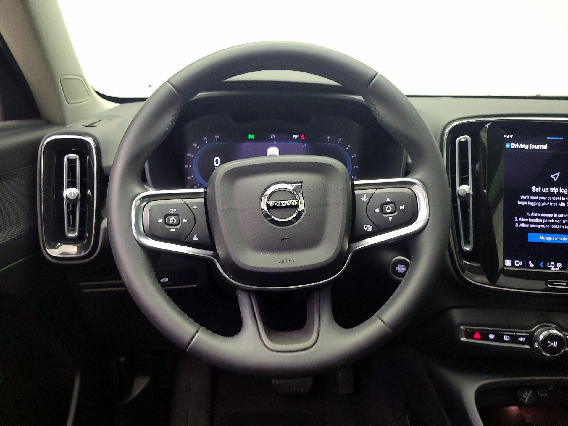 Thumbnail: 2023 Volvo XC40 - 10