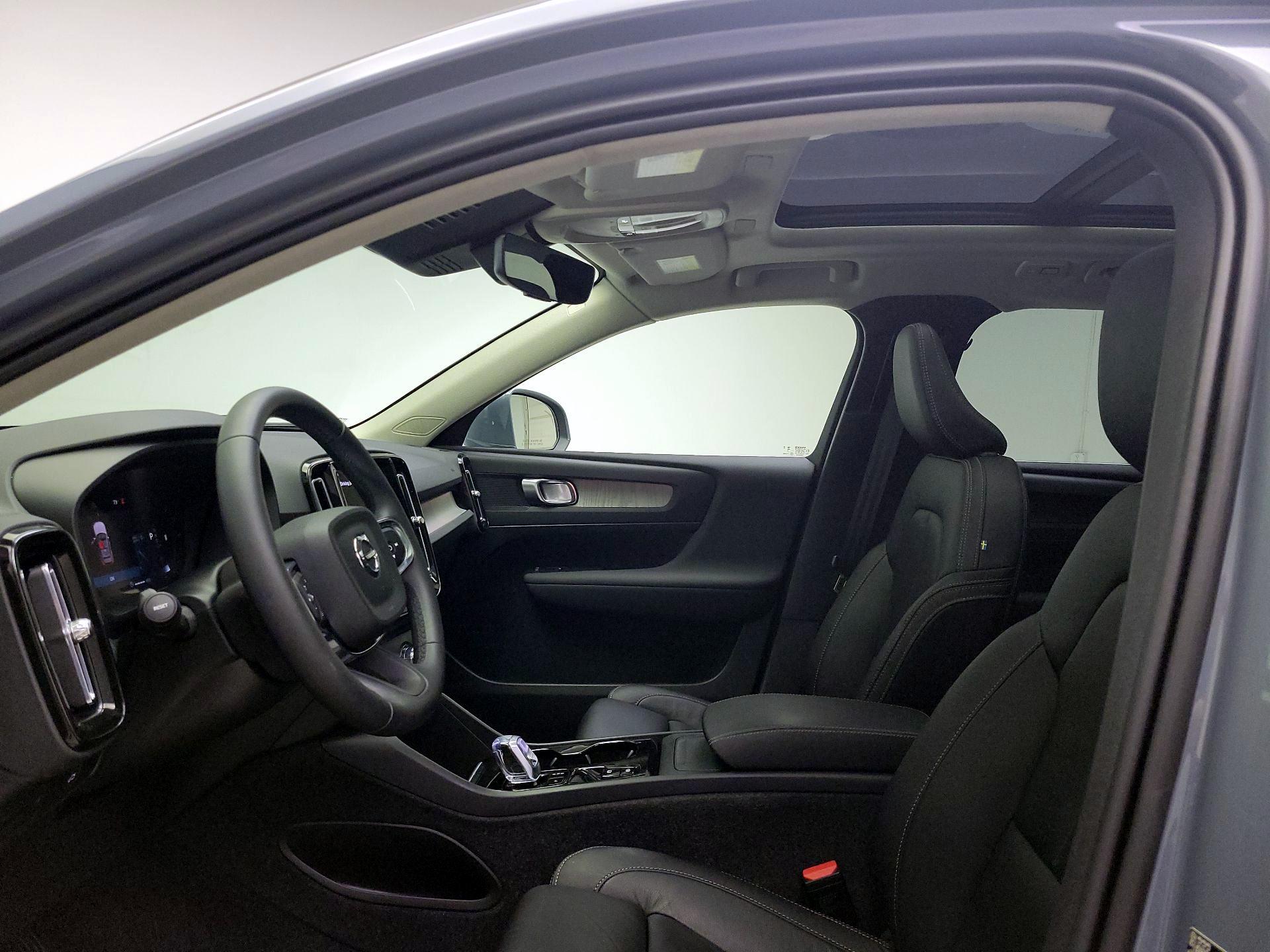 Thumbnail: 2023 Volvo XC40 - 19