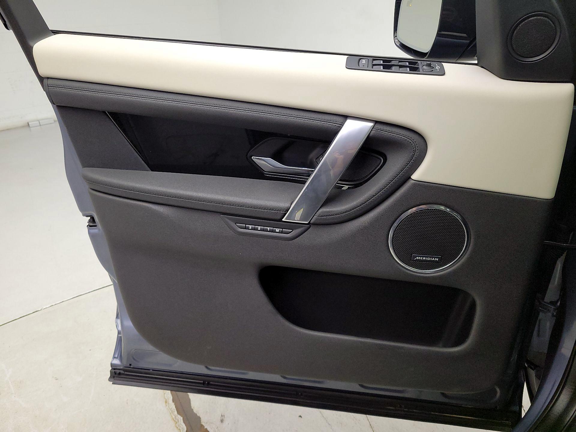 Thumbnail: 2022 Land Rover Discovery Sport - 12