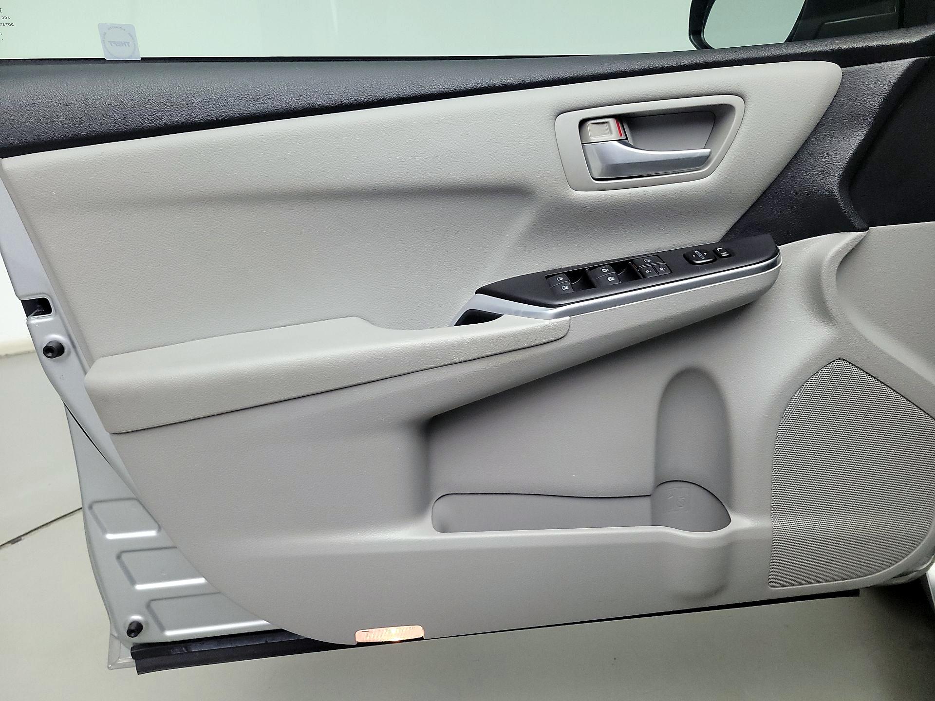 Thumbnail: 2016 Toyota Camry - 12