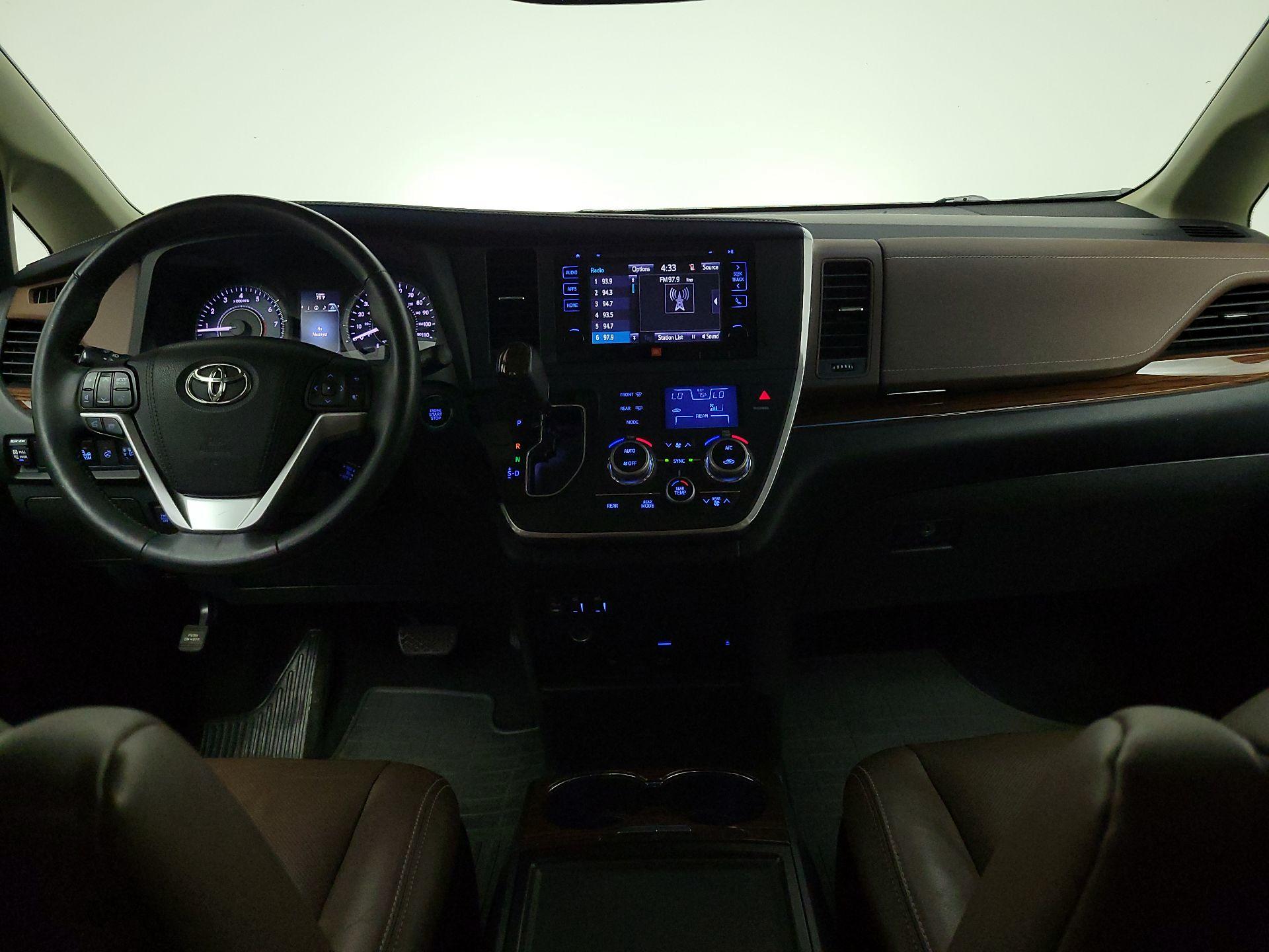 Thumbnail: 2016 Toyota Sienna - 9