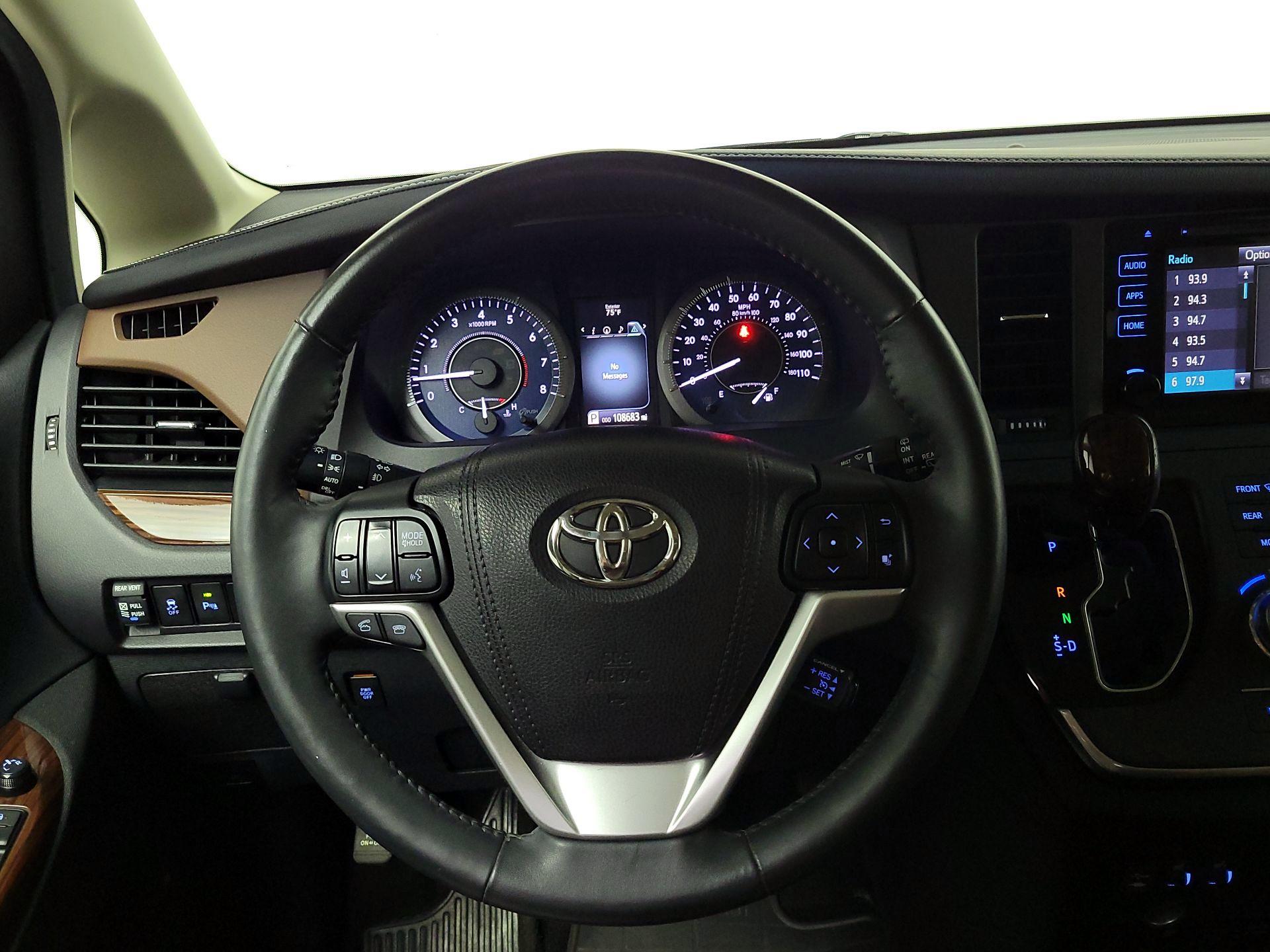 Thumbnail: 2016 Toyota Sienna - 10