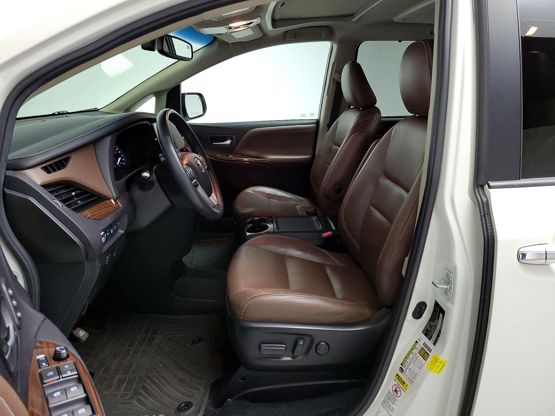 Thumbnail: 2016 Toyota Sienna - 11