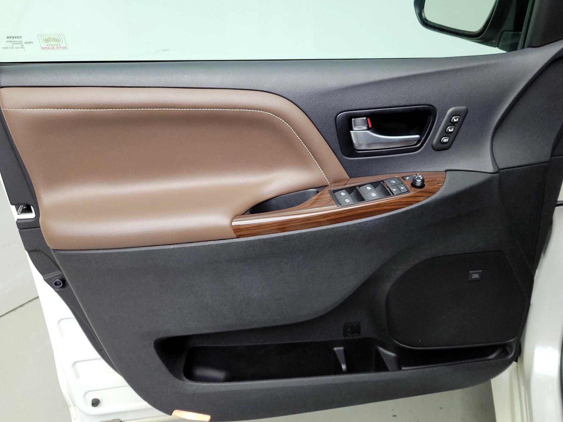 Thumbnail: 2016 Toyota Sienna - 12