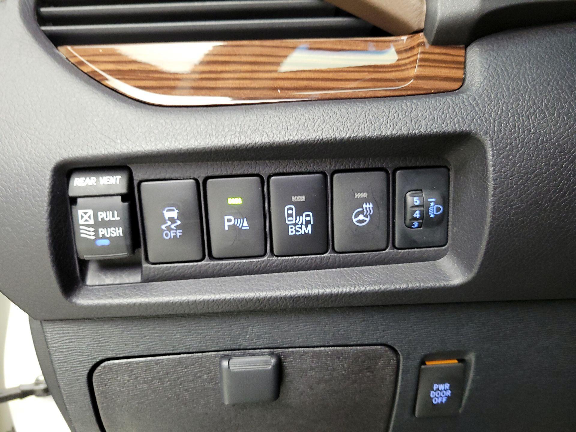 Thumbnail: 2016 Toyota Sienna - 13