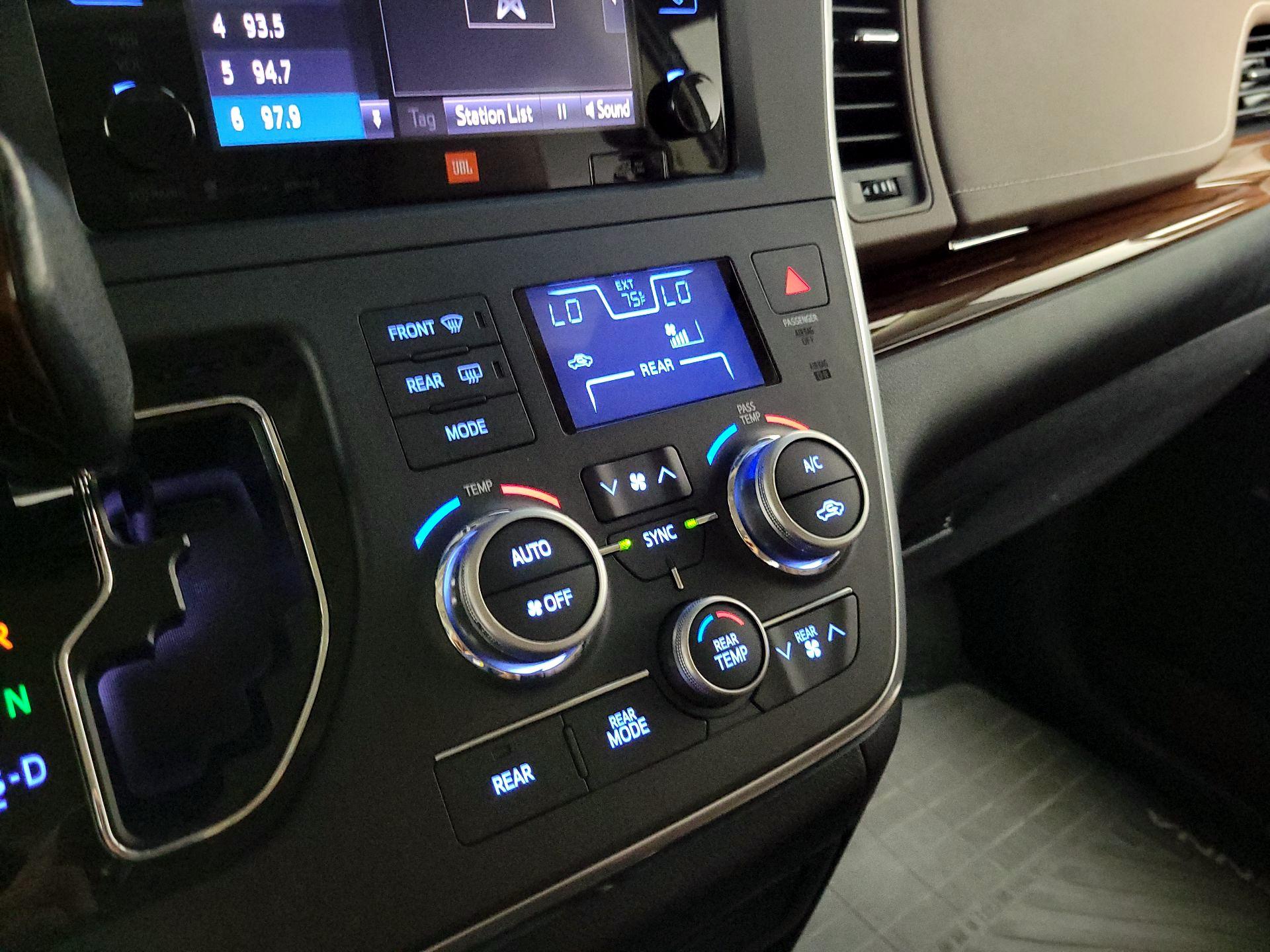 Thumbnail: 2016 Toyota Sienna - 17