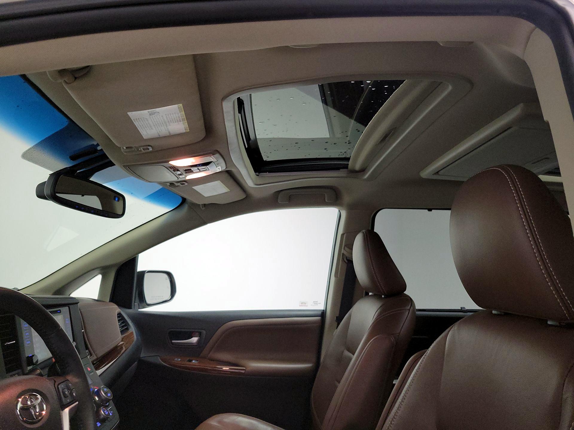 Thumbnail: 2016 Toyota Sienna - 20