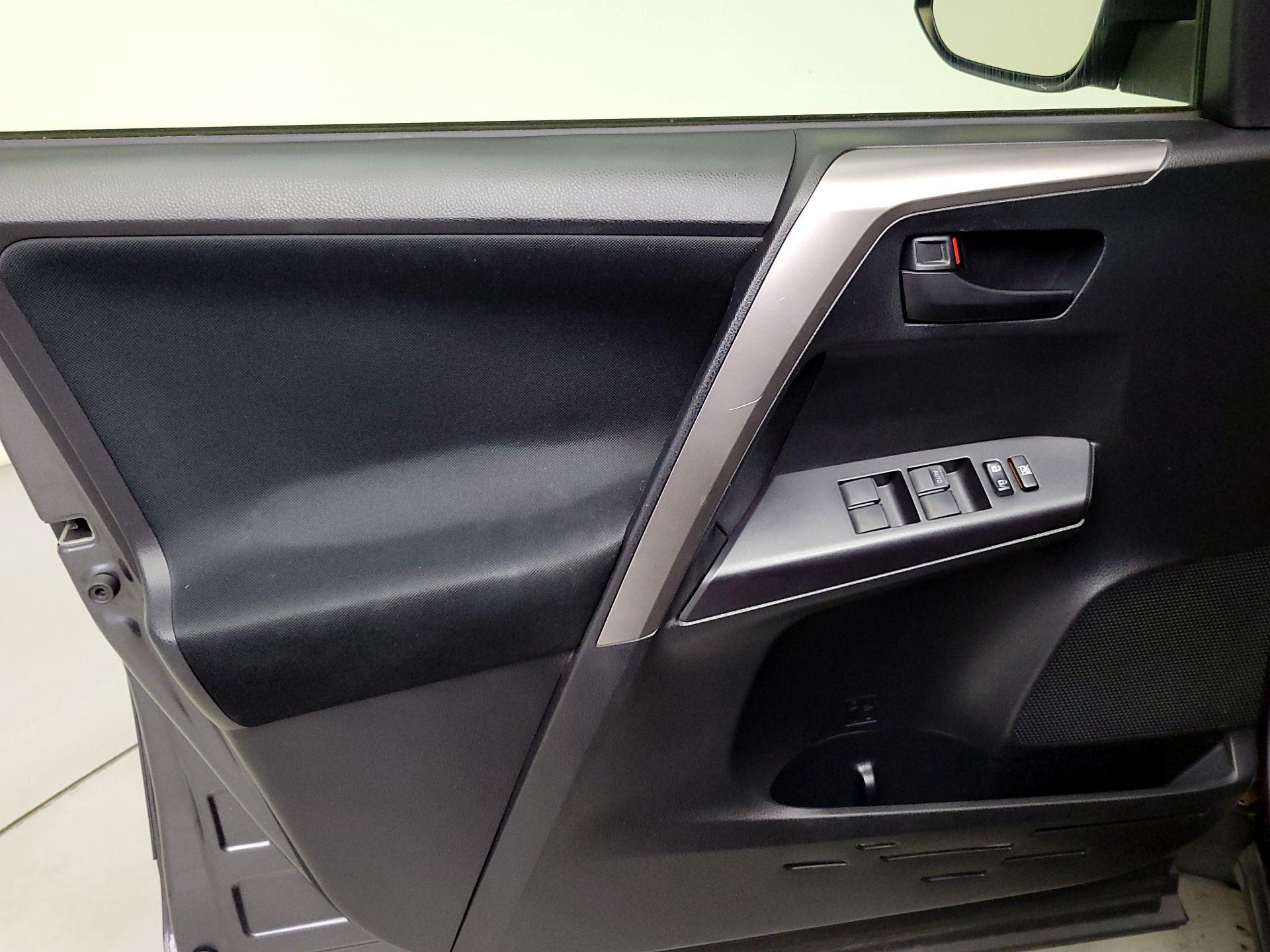Thumbnail: 2016 Toyota RAV4 - 12