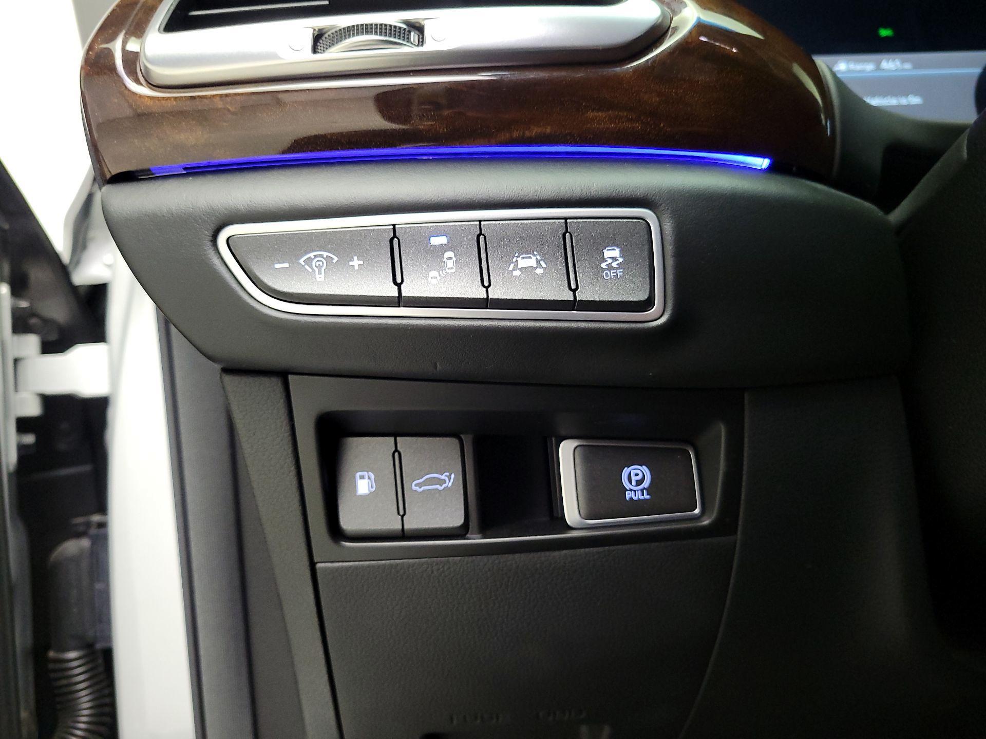 Thumbnail: 2018 Genesis G90 - 13