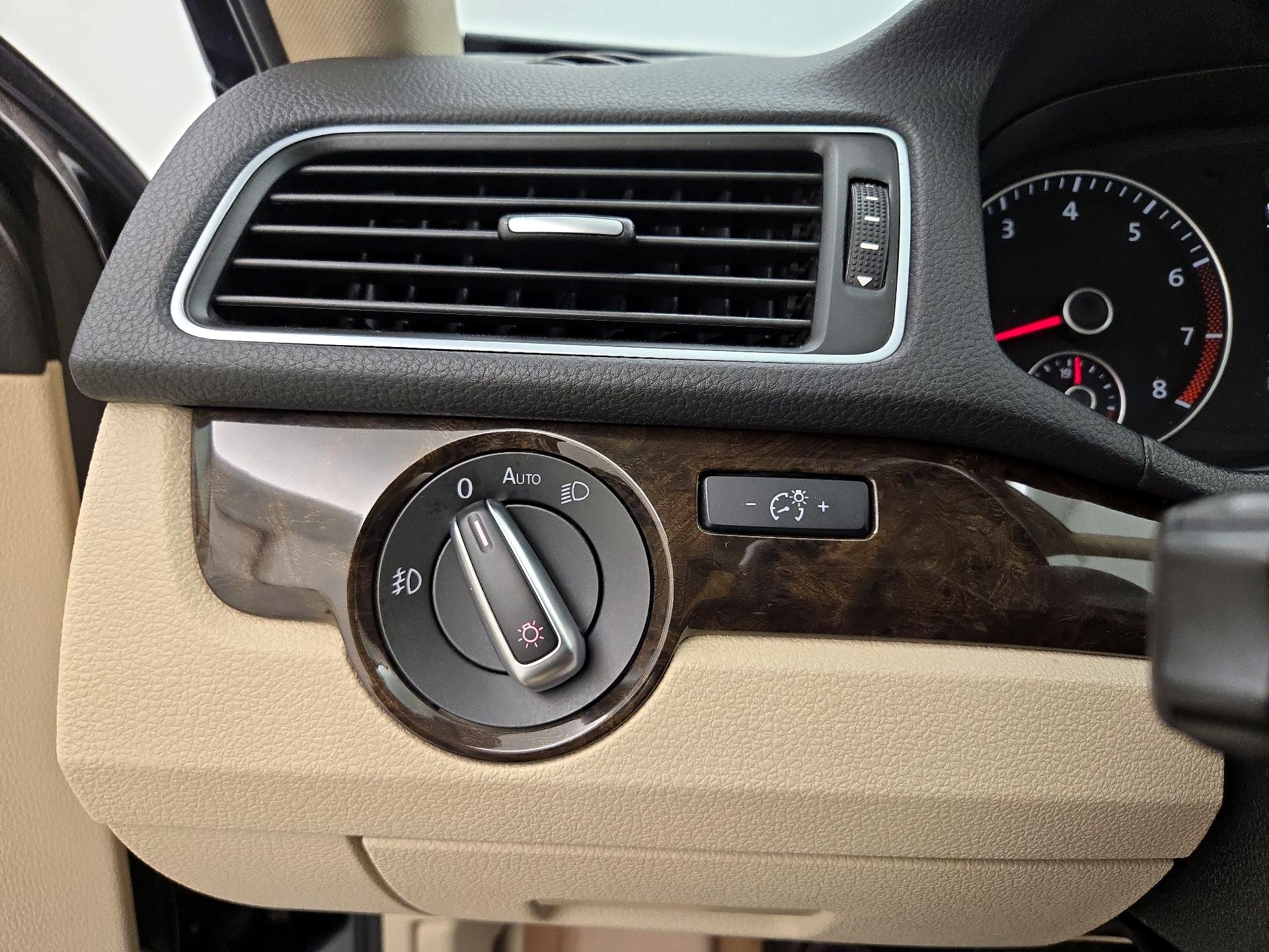 Thumbnail: 2014 Volkswagen Passat - 13